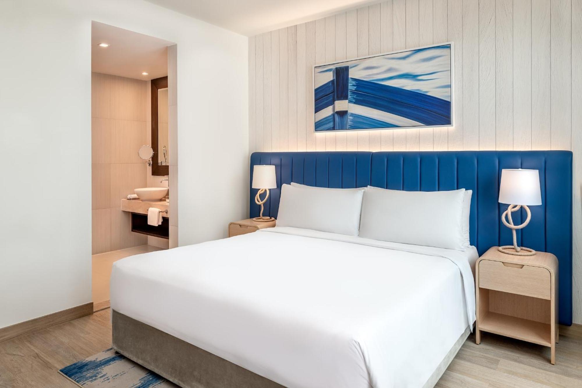 One-Bedroom Suite with Sea View/Balcony/Kitchenette - Theme Park