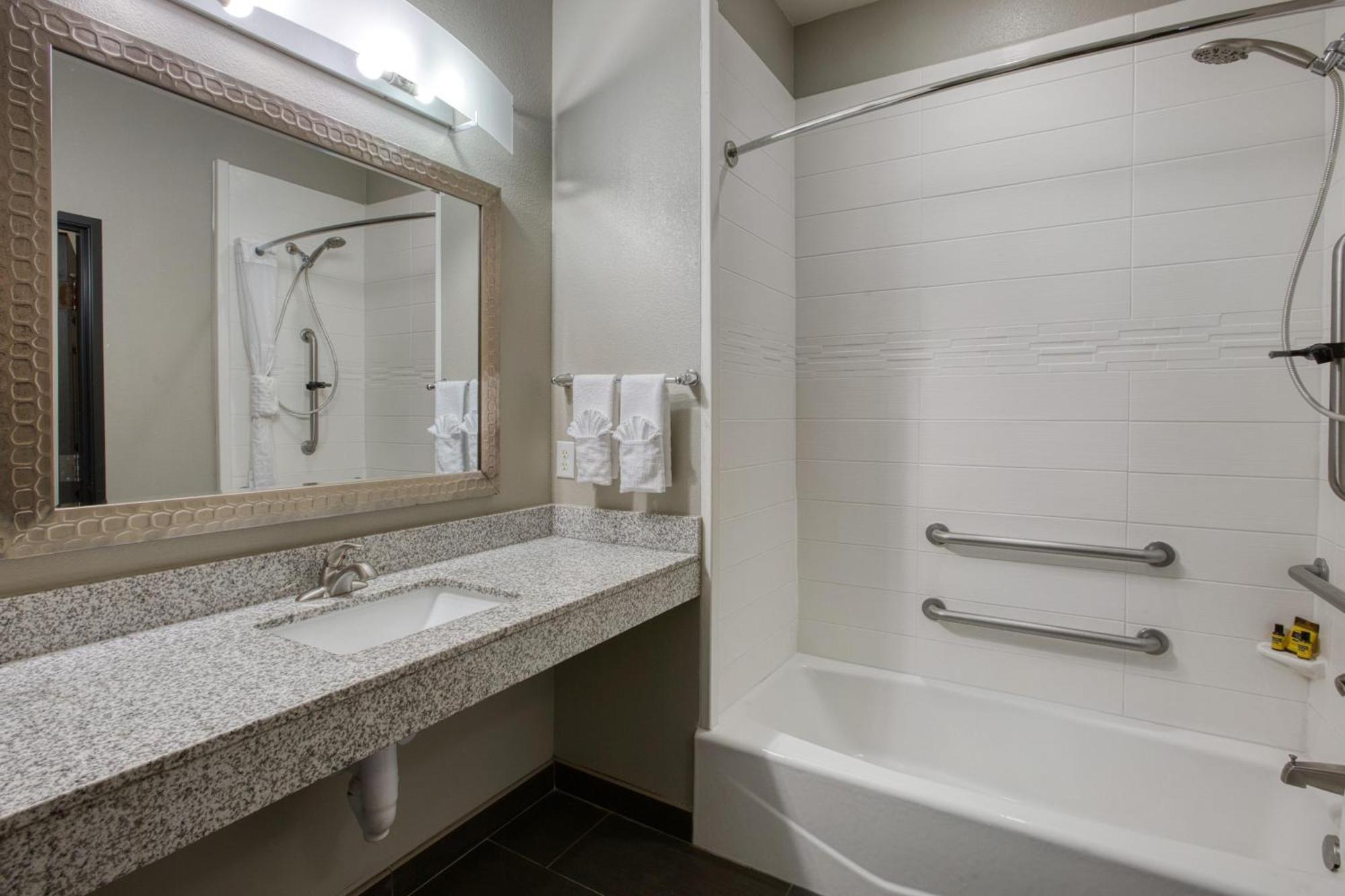 Zimmer mit 2 Queensize-Betten und Badewanne - Barrierefrei / Nichtraucher