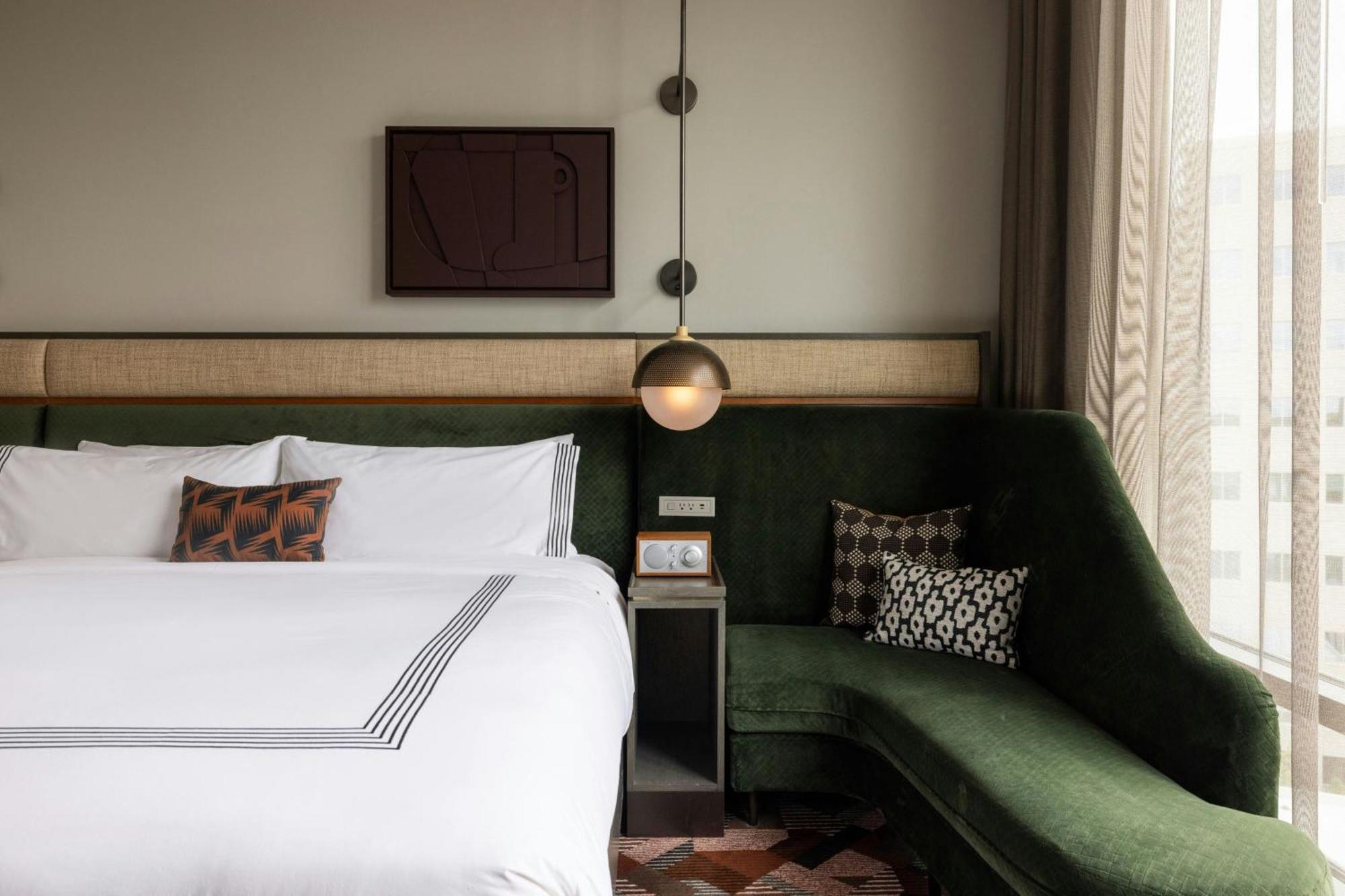 Eckzimmer mit Kingsize-Bett und Stadtblick