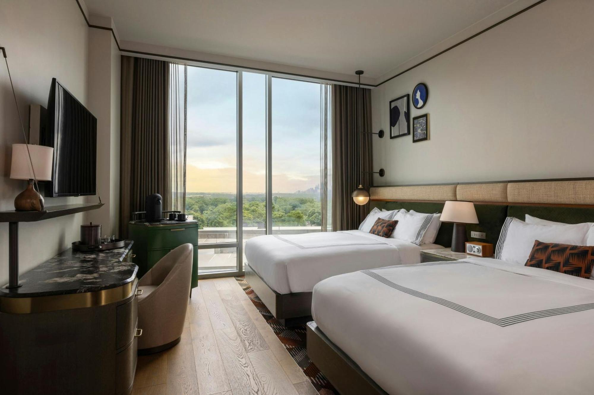 Zimmer mit Queensize-Bett und Stadtblick