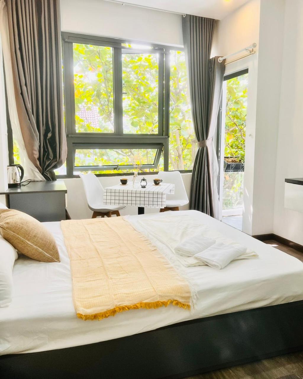 Zimmer mit Kingsize-Bett und Balkon