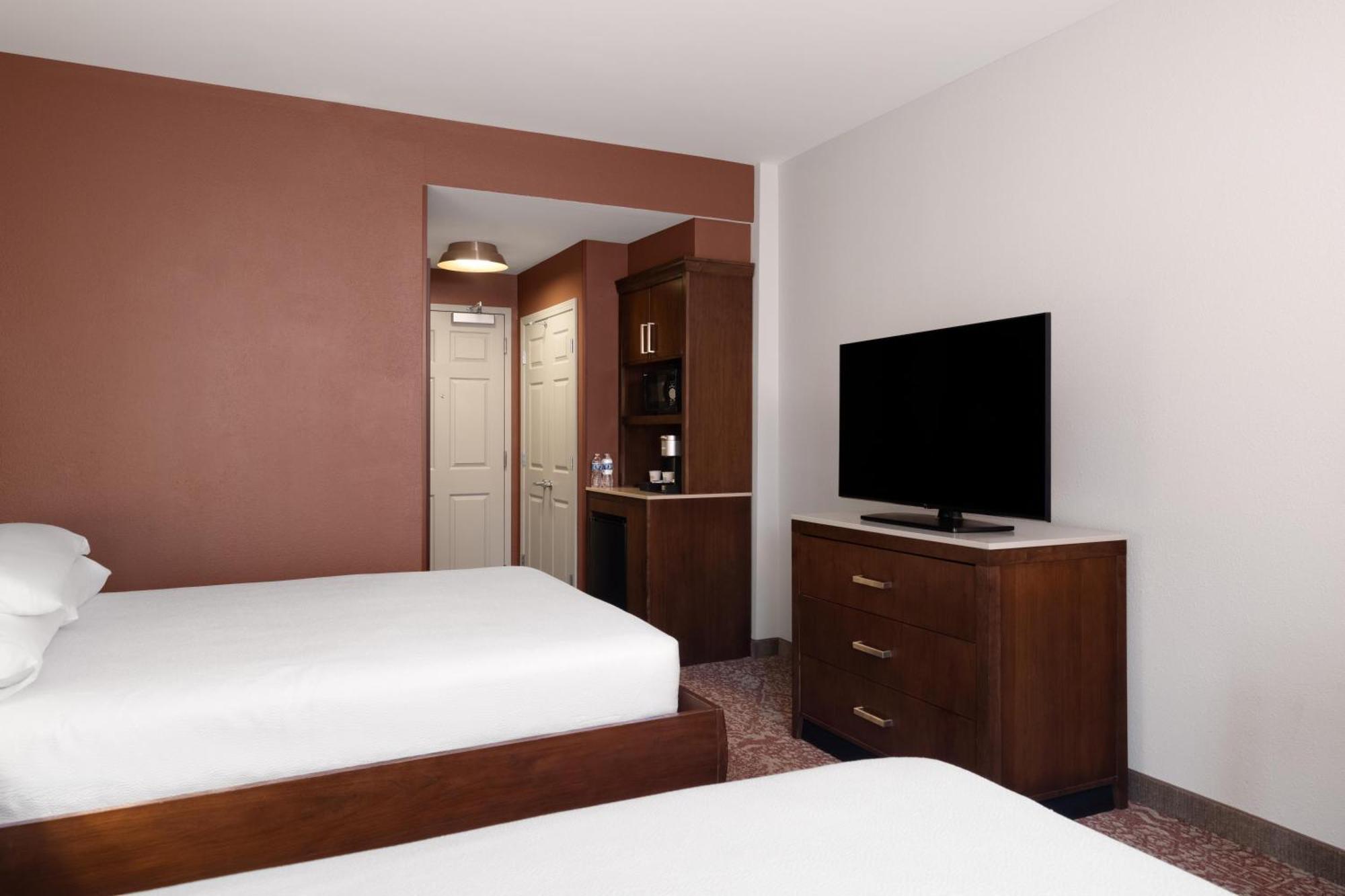 Zimmer mit 2 Queensize-Betten und Stadtblick