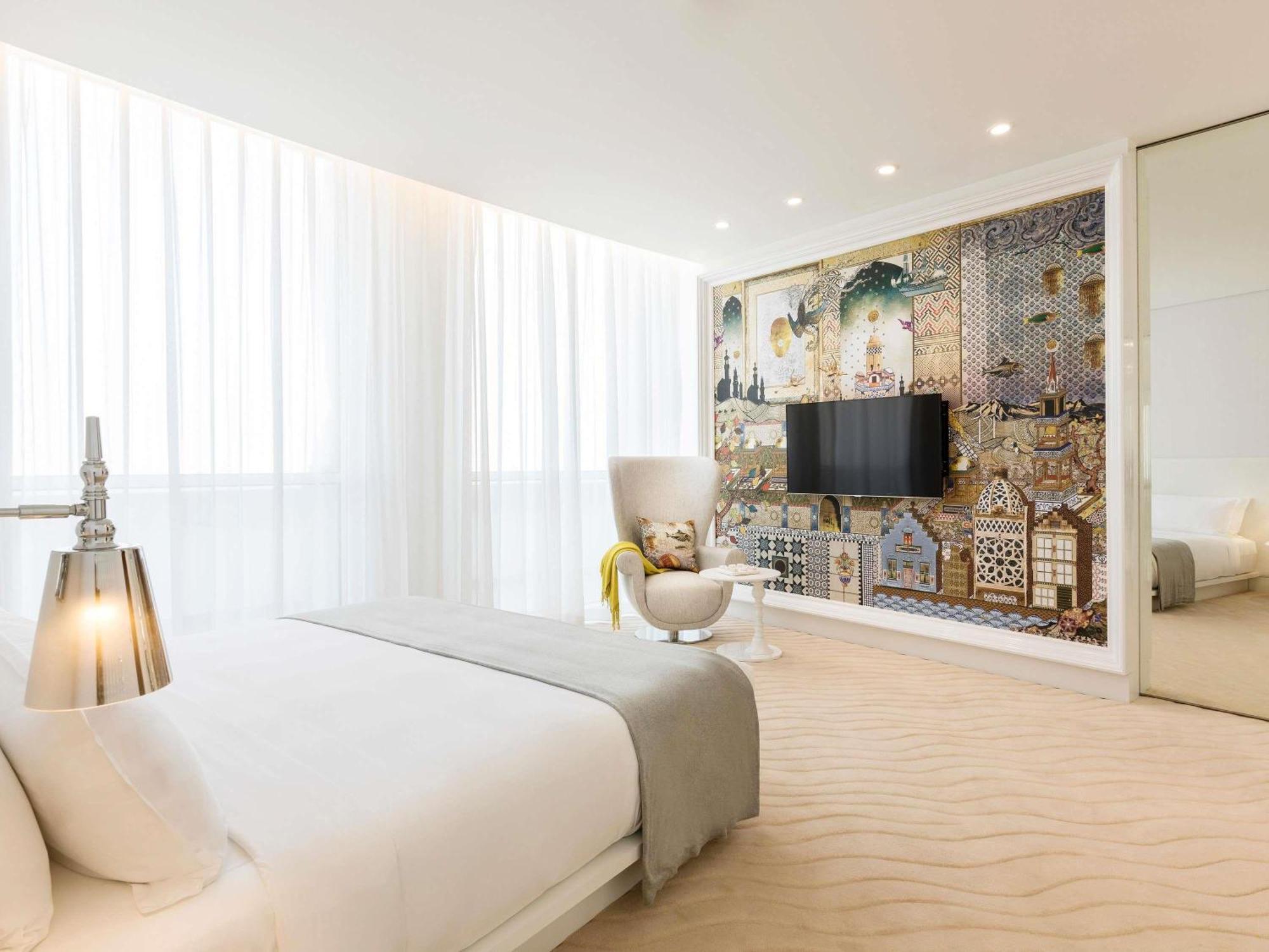 Zimmer mit Kingsize-Bett und Blick auf die Skyline