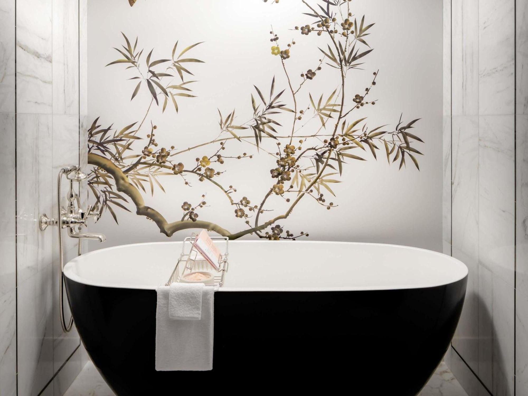 Premier Zimmer mit Kingsize-Bett, Regenwalddusche und Badewanne