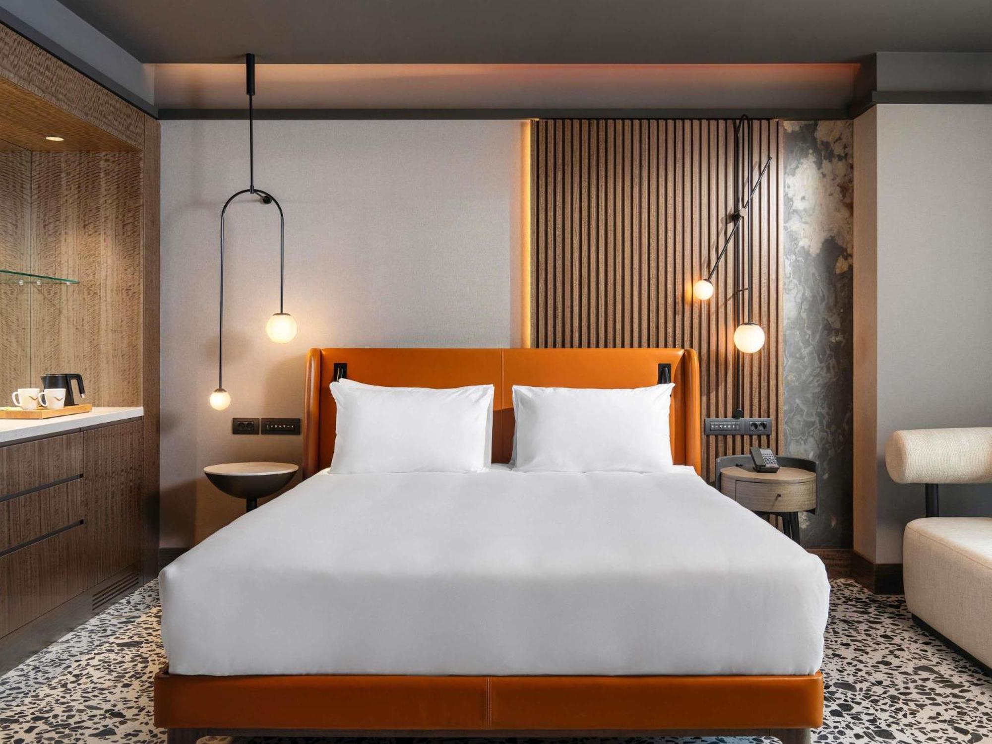 Deluxe Eckzimmer mit Queensize-Bett und eingeschränktem Meerblick