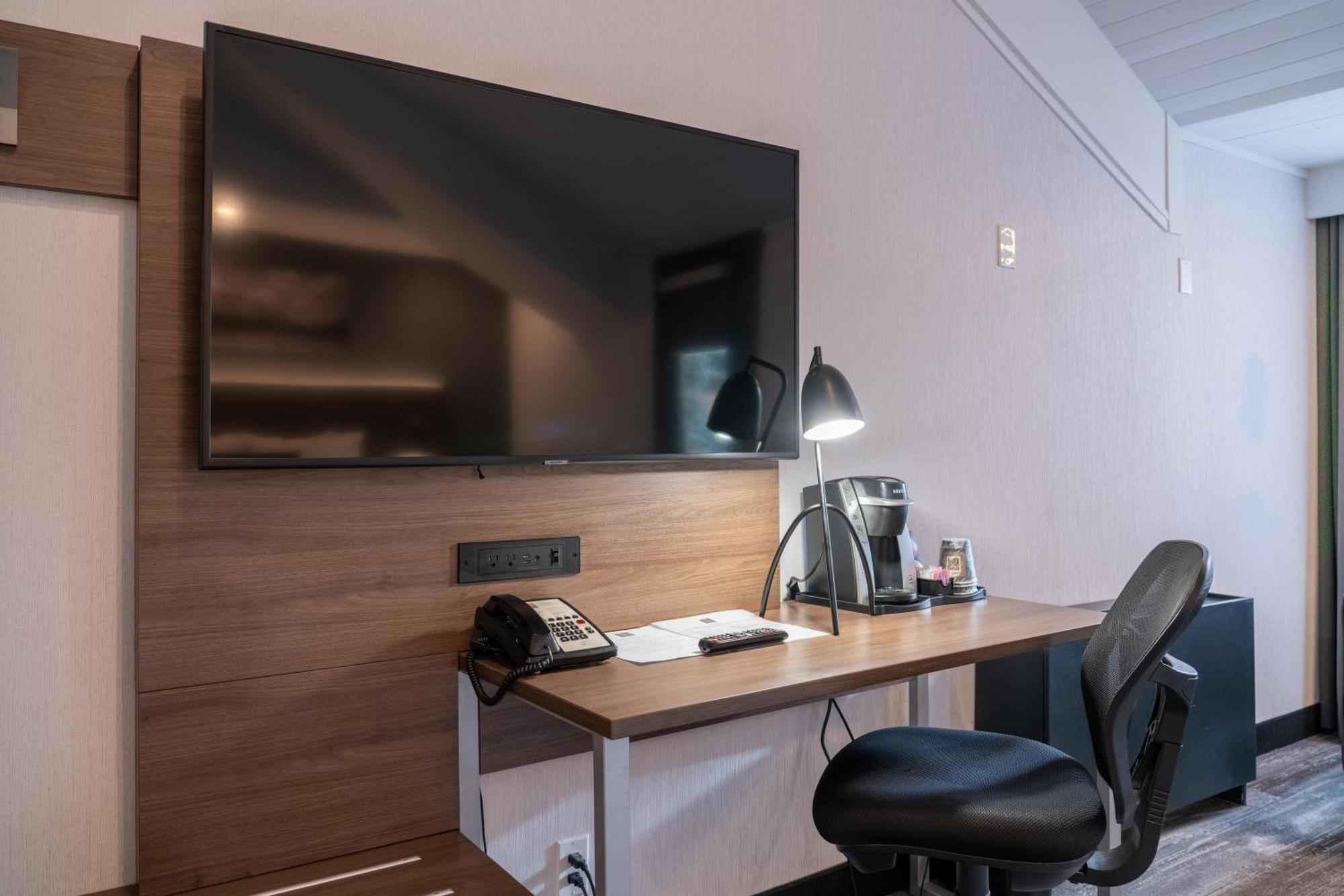 Superior King Suite With Jetted Tub
