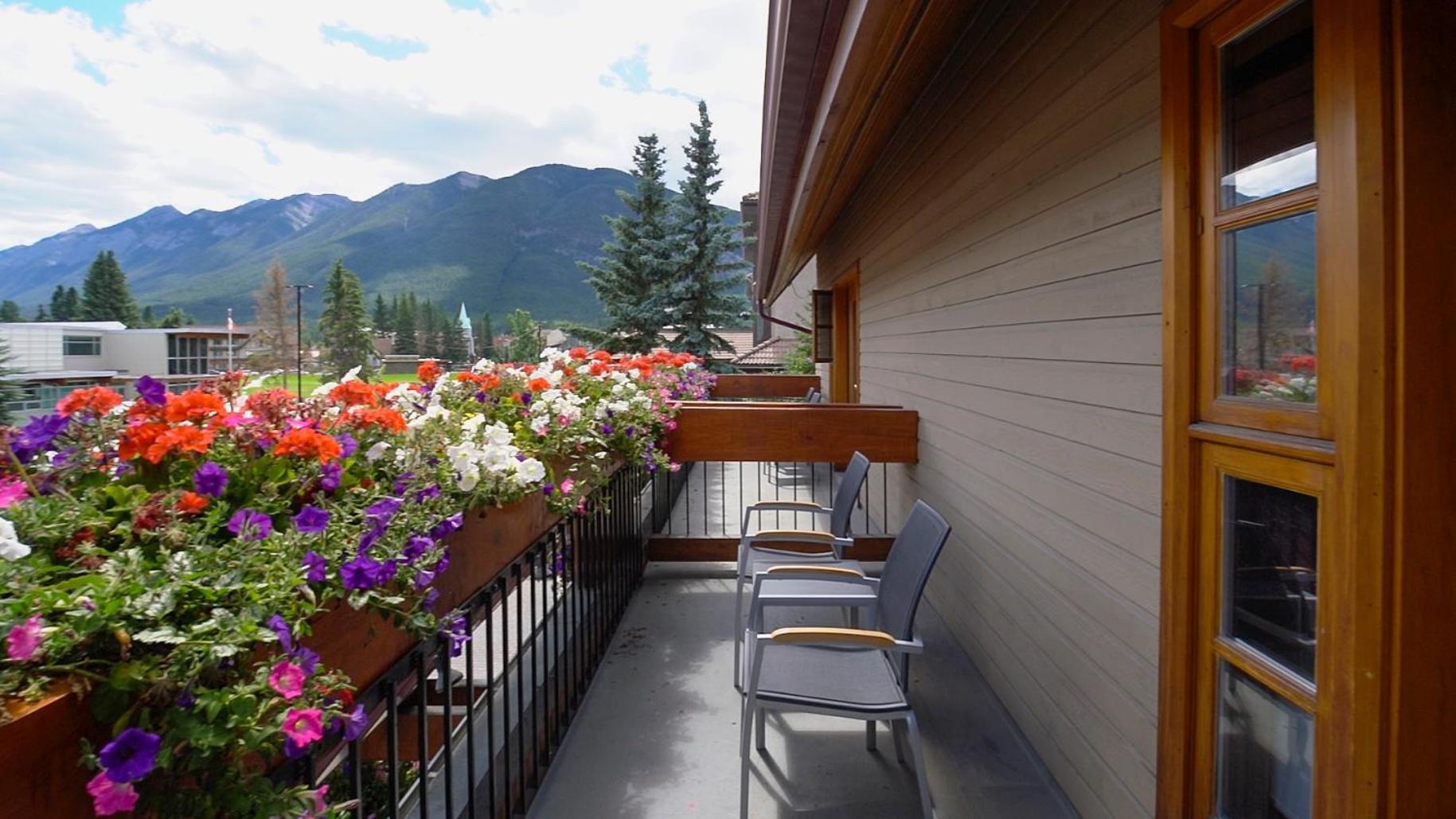 King Suite – Mountain View Balcony