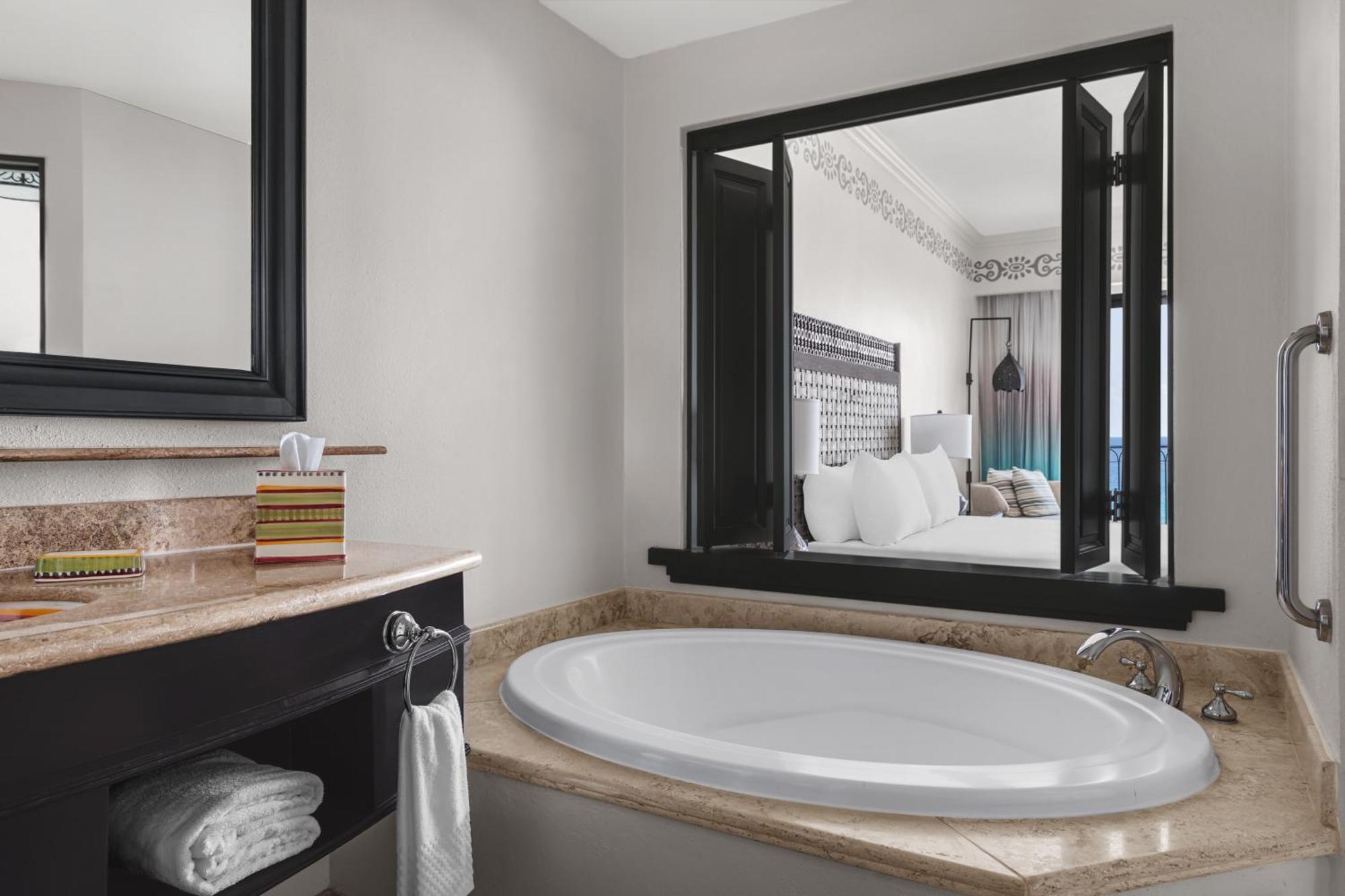 Deluxe Zimmer mit Kingsize-Bett und Balkon - Meerseite