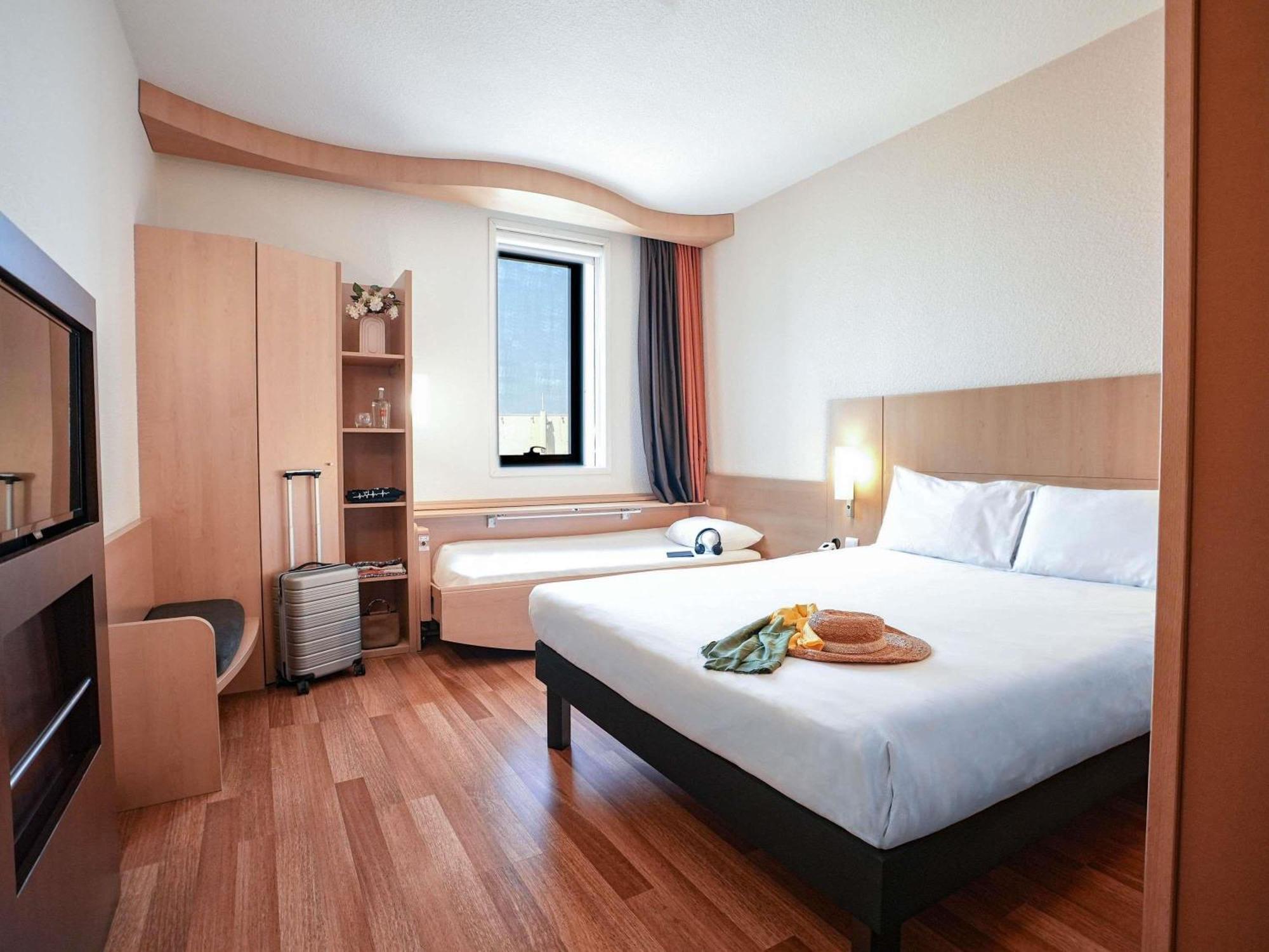 Standard Zimmer mit Doppelbett und Einzelbett - Nichtraucher