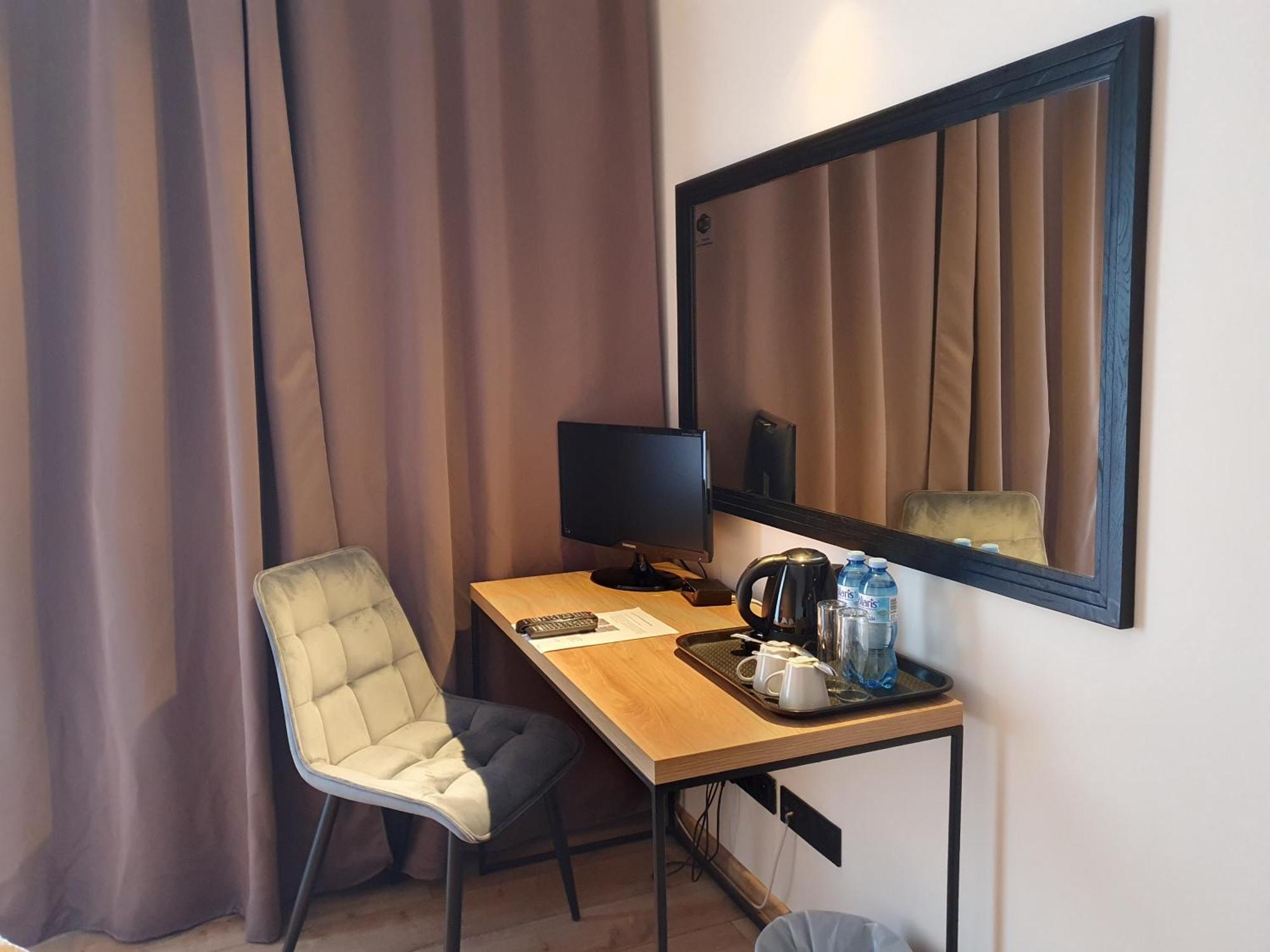 Zimmer mit Kingsize-Bett und Balkon