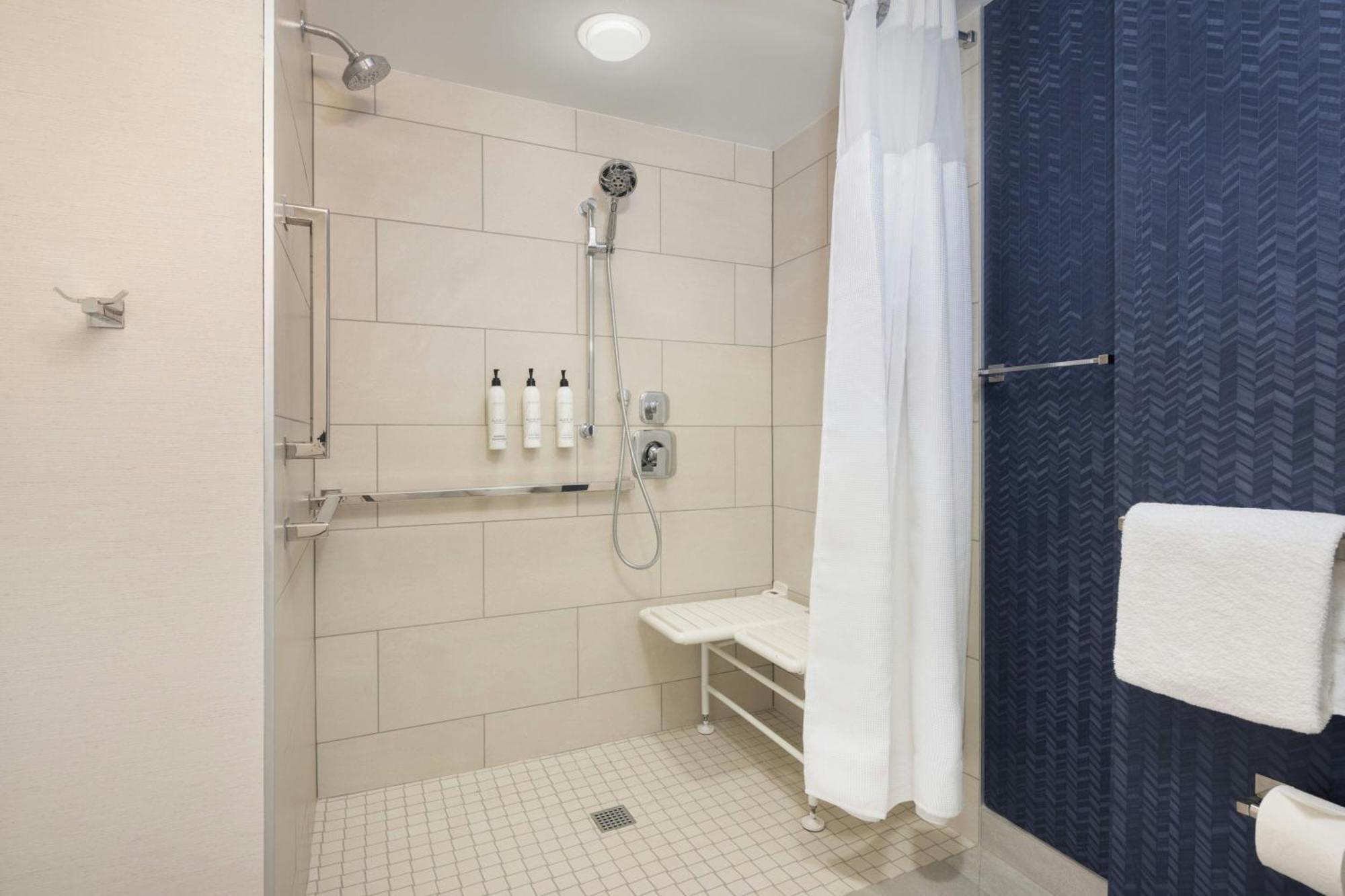 Zimmer mit Kingsize-Bett und angepasster Badewanne - barrierefrei / für Hörgeschädigte geeignet