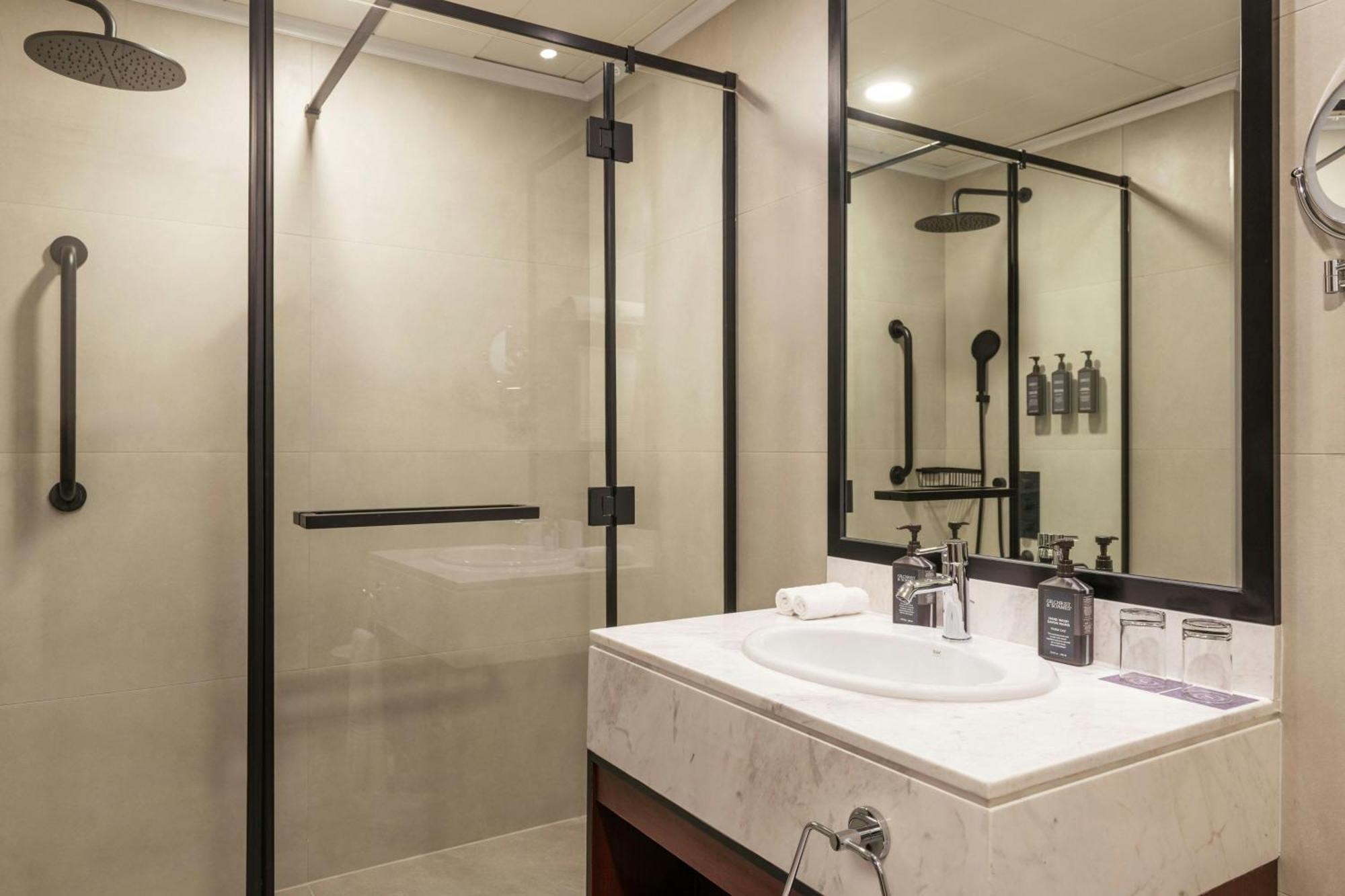 Deluxe-Zimmer mit Verbindungstür, eingeschränktem Meerblick, 1 Kingsize-Bett und 2 Einzelbetten