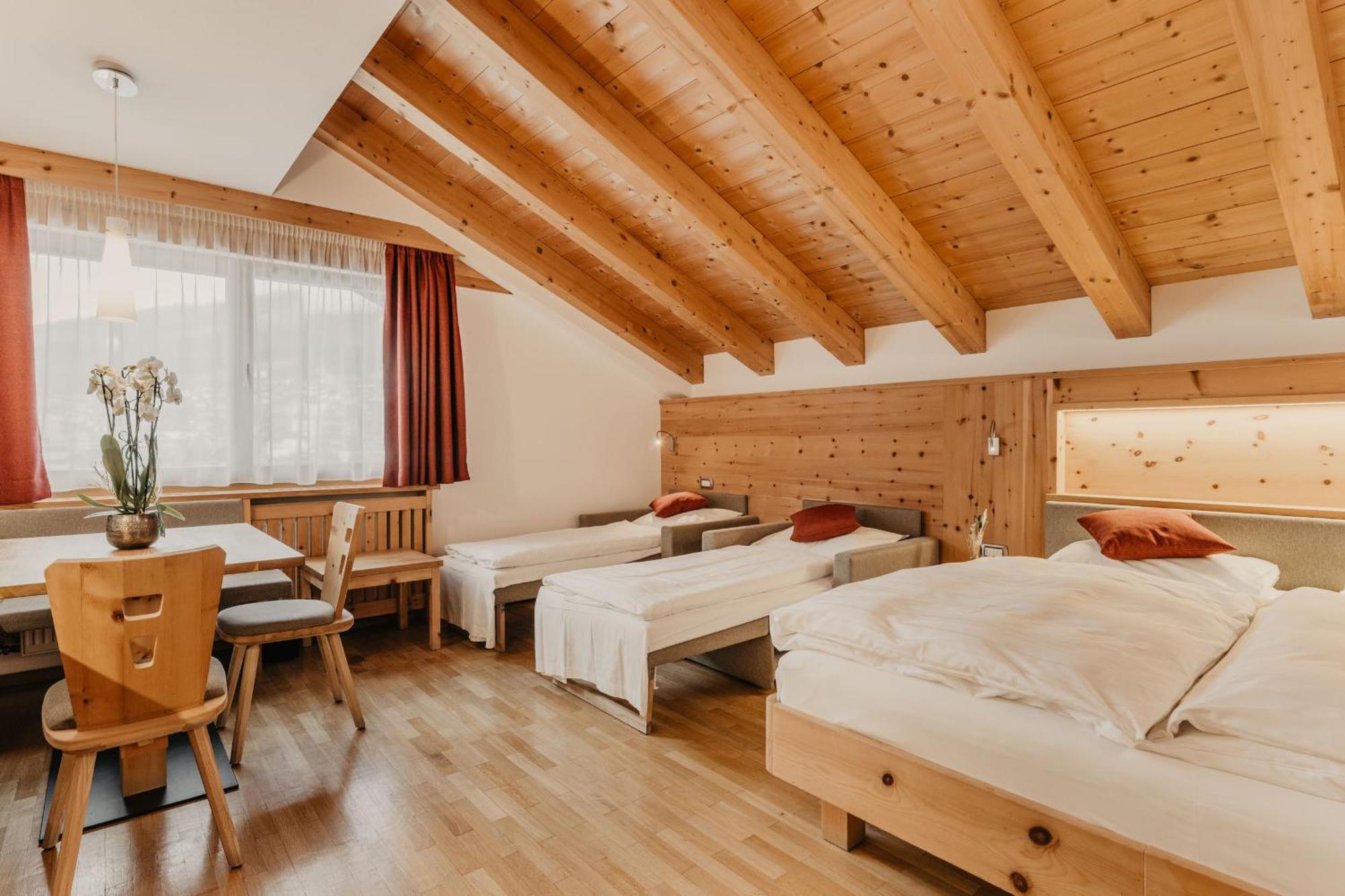 Großes Doppel-/Zweibettzimmer