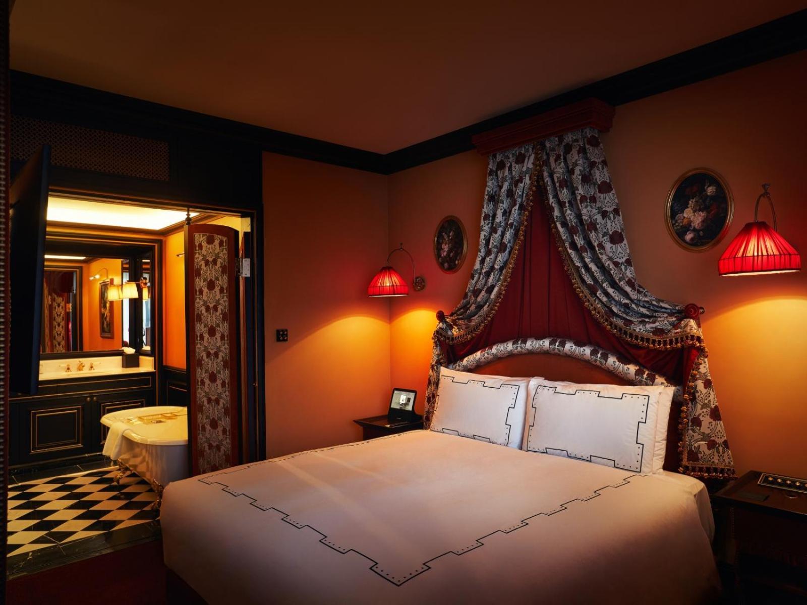 Zimmer Amour mit Kingsize-Bett und Stadtblick