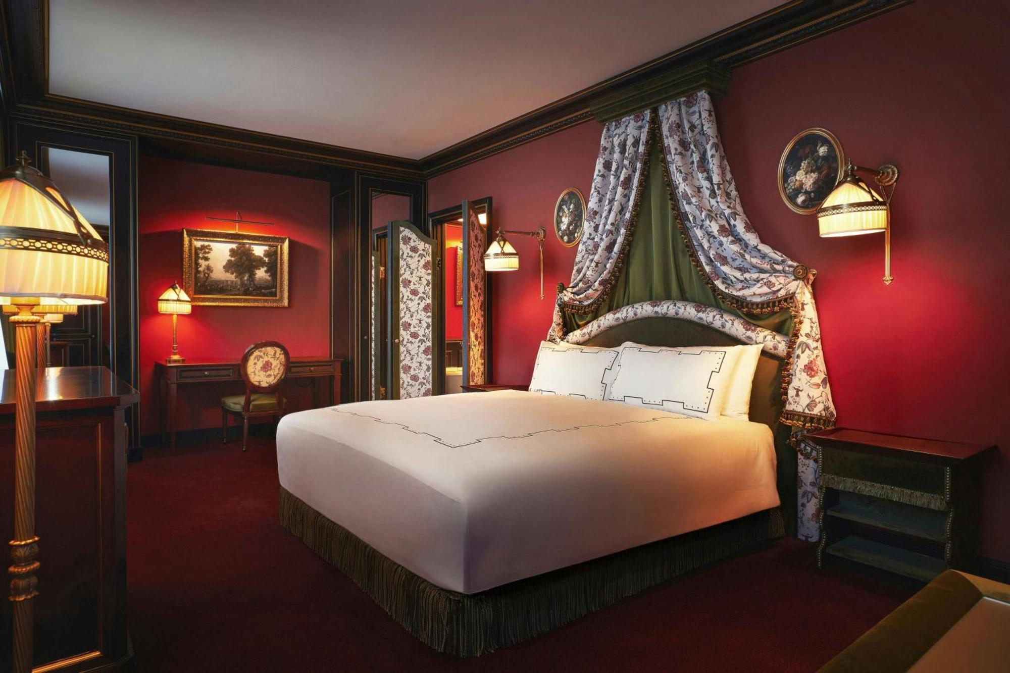 Secret Zimmer mit Kingsize-Bett und Stadtblick