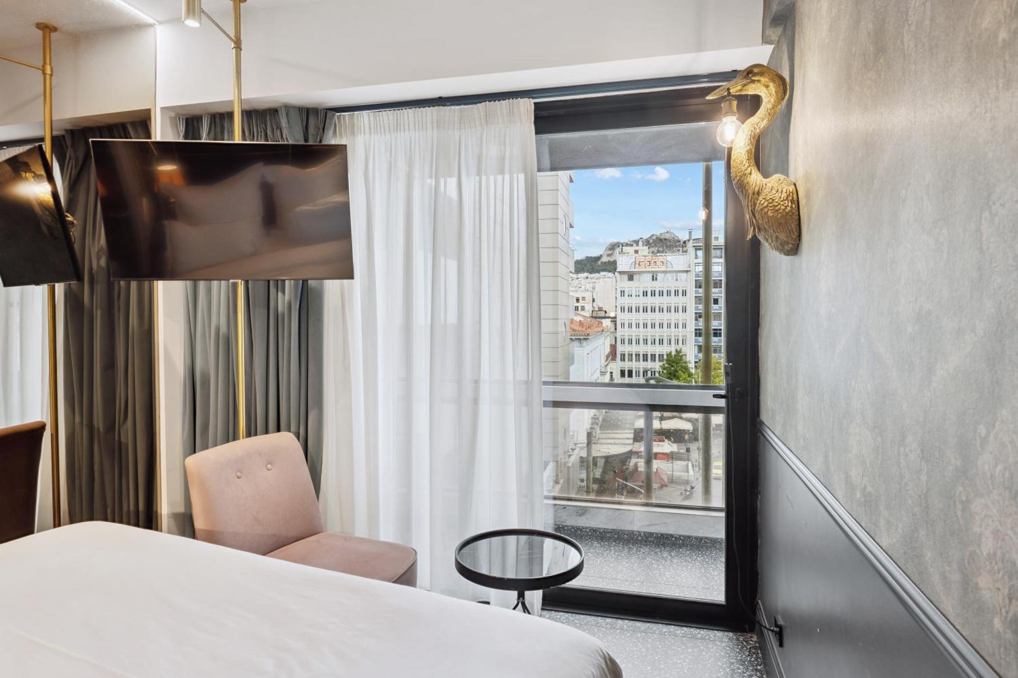 Zimmer Savvy mit Balkon und Stadtblick