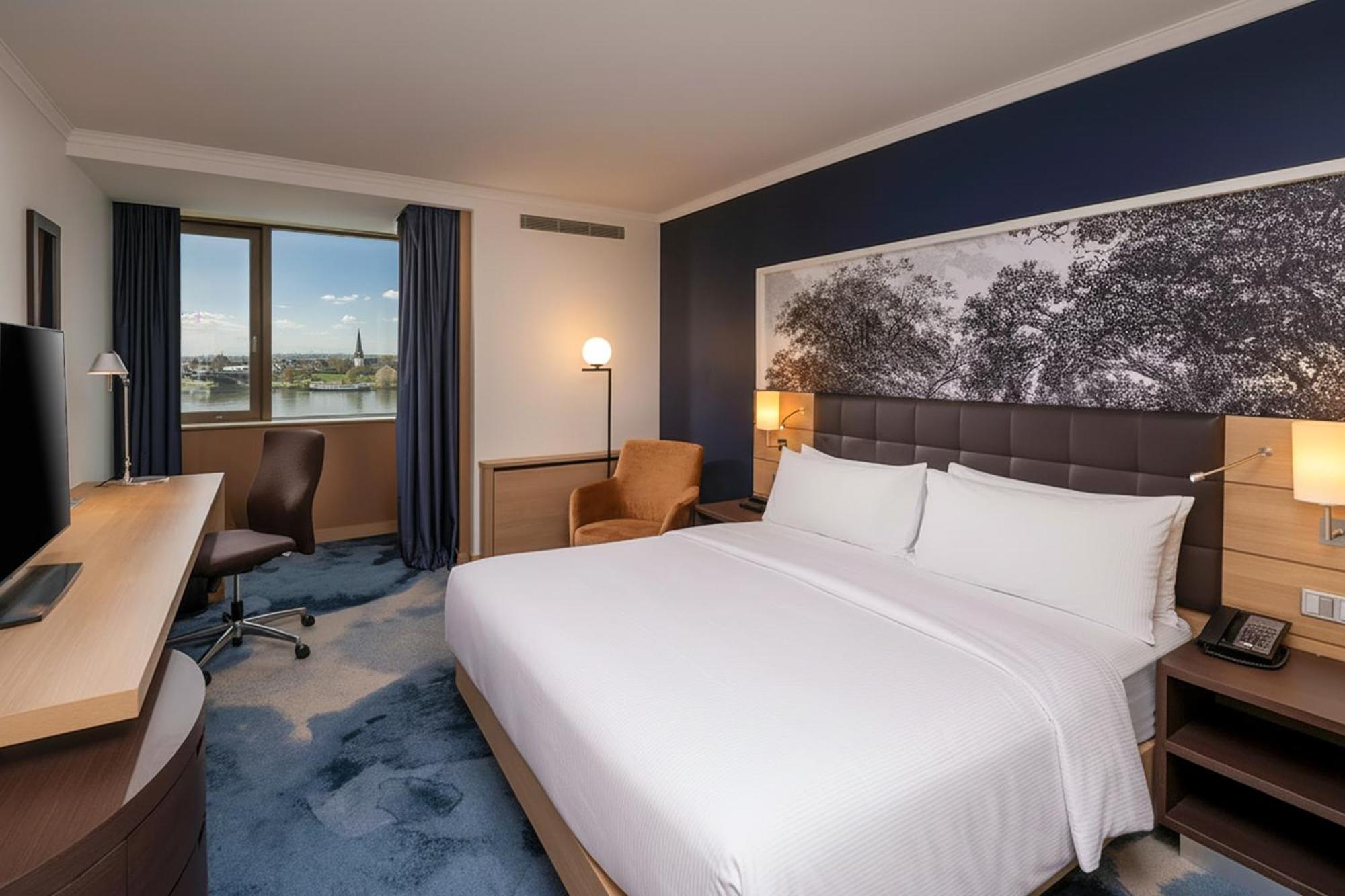 Executive-Zimmer mit Kingsize-Bett und Flussblick – Rheinflügel