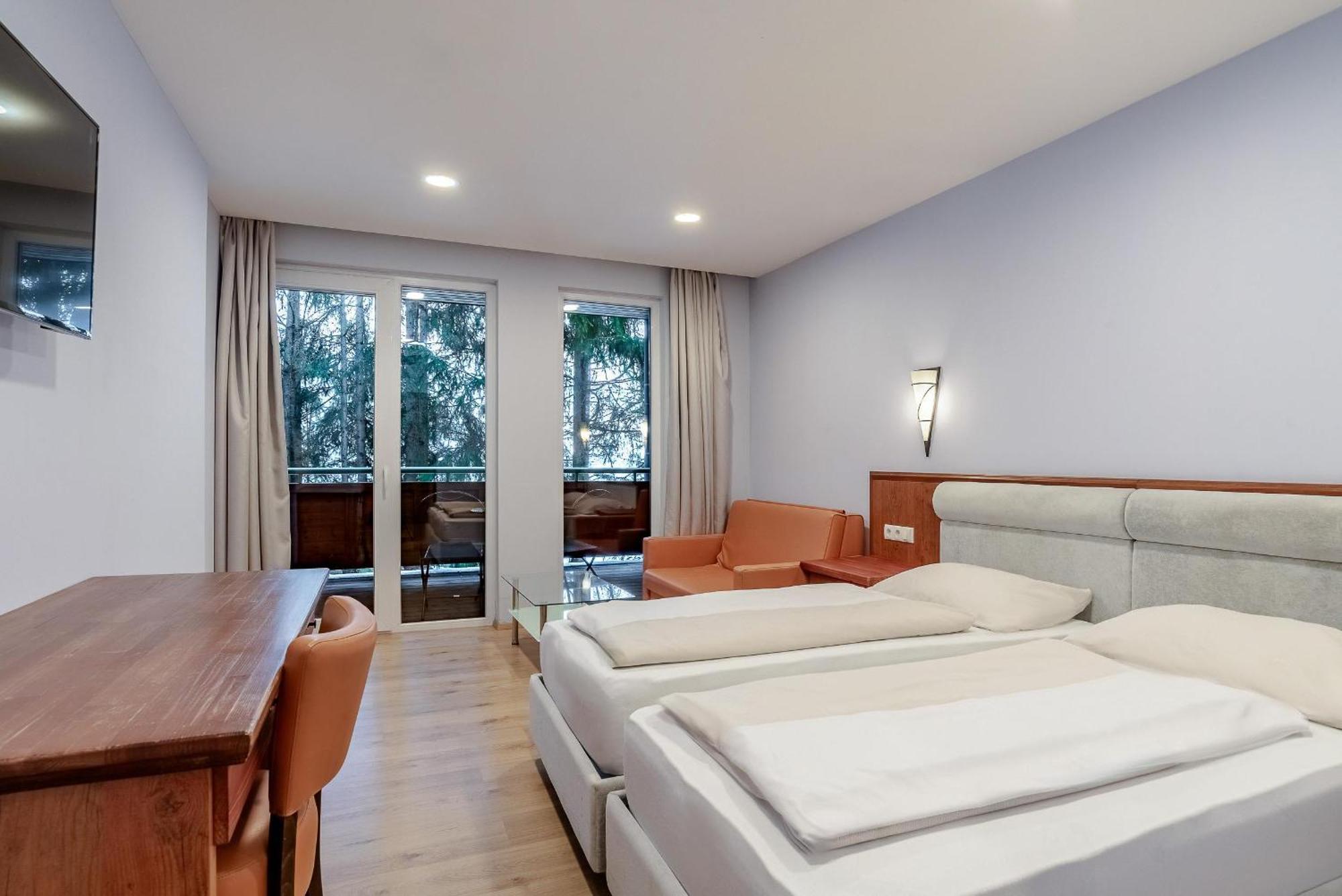 Doppel-/Zweibettzimmer mit Balkon