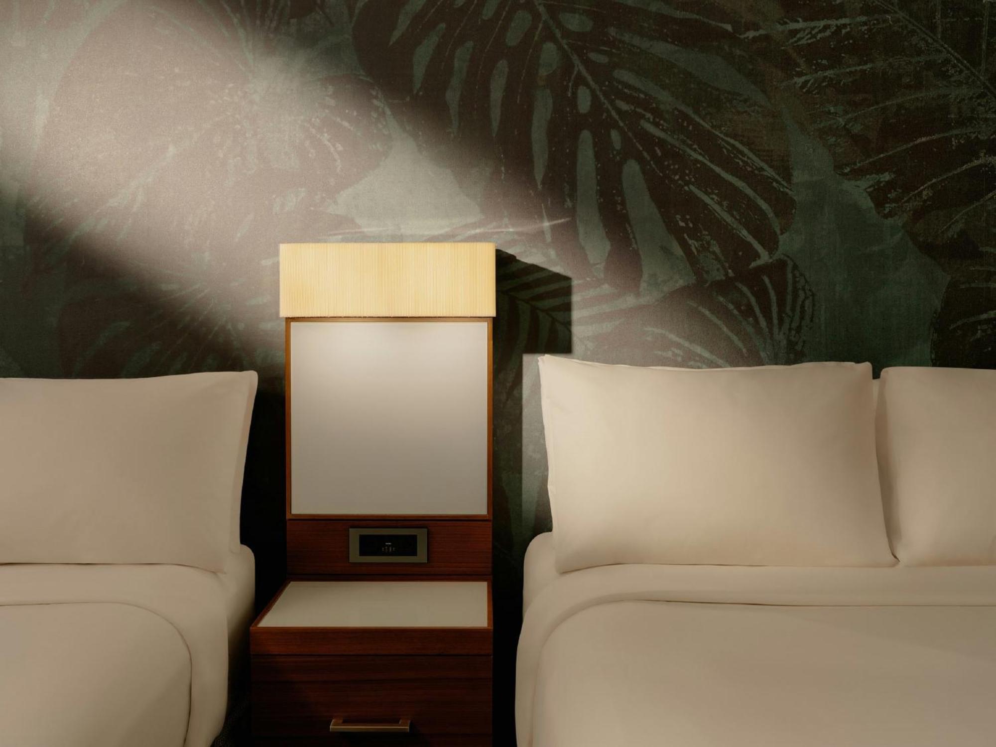 Standard Zimmer mit 2 Doppelbetten und Stadtblick