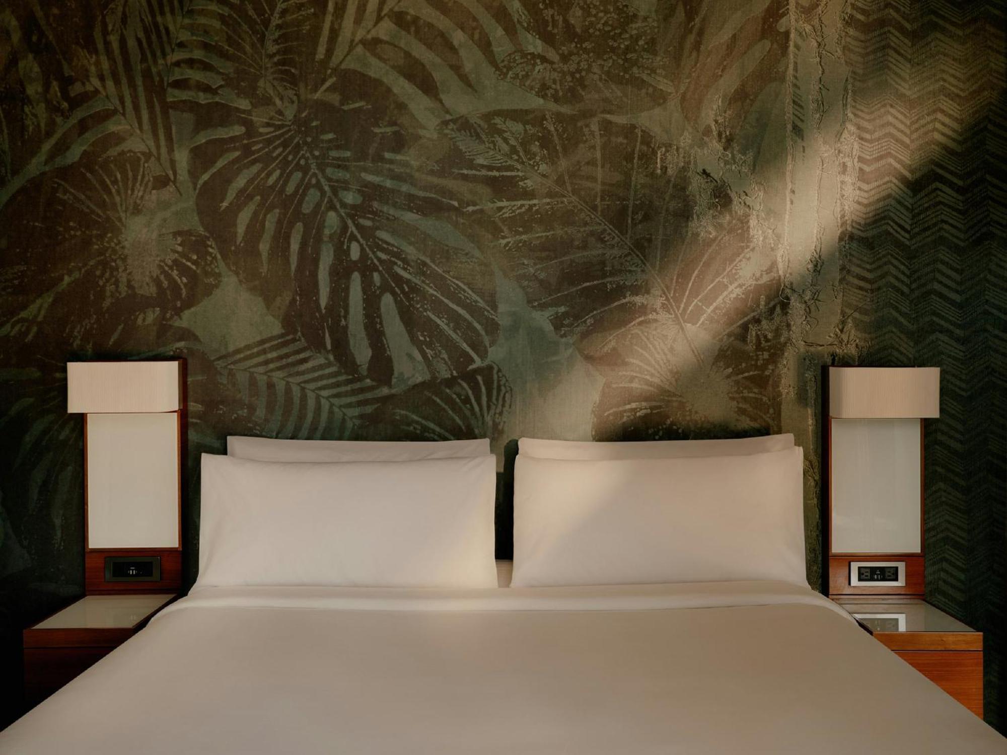 Zimmer mit Kingsize-Bett und Stadtblick
