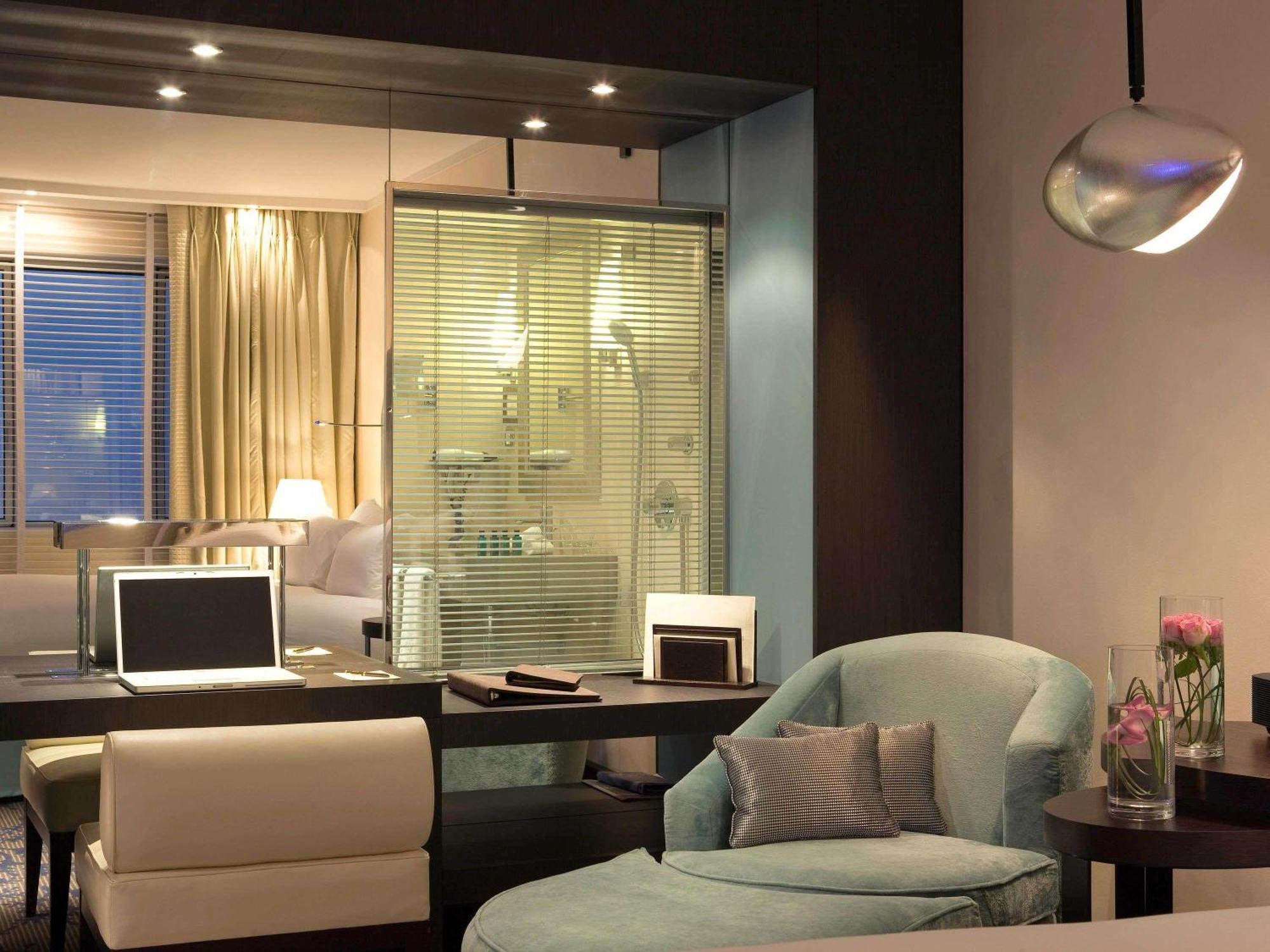 Luxury-Zimmer mit Kingsize-Bett und Blick auf den Alten Hafen – Zugang zum Spa/Fitnessstudio