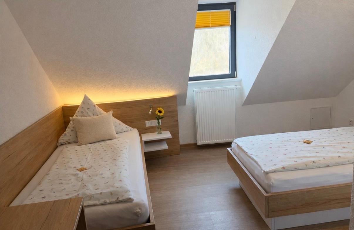 Kleines Zweibettzimmer