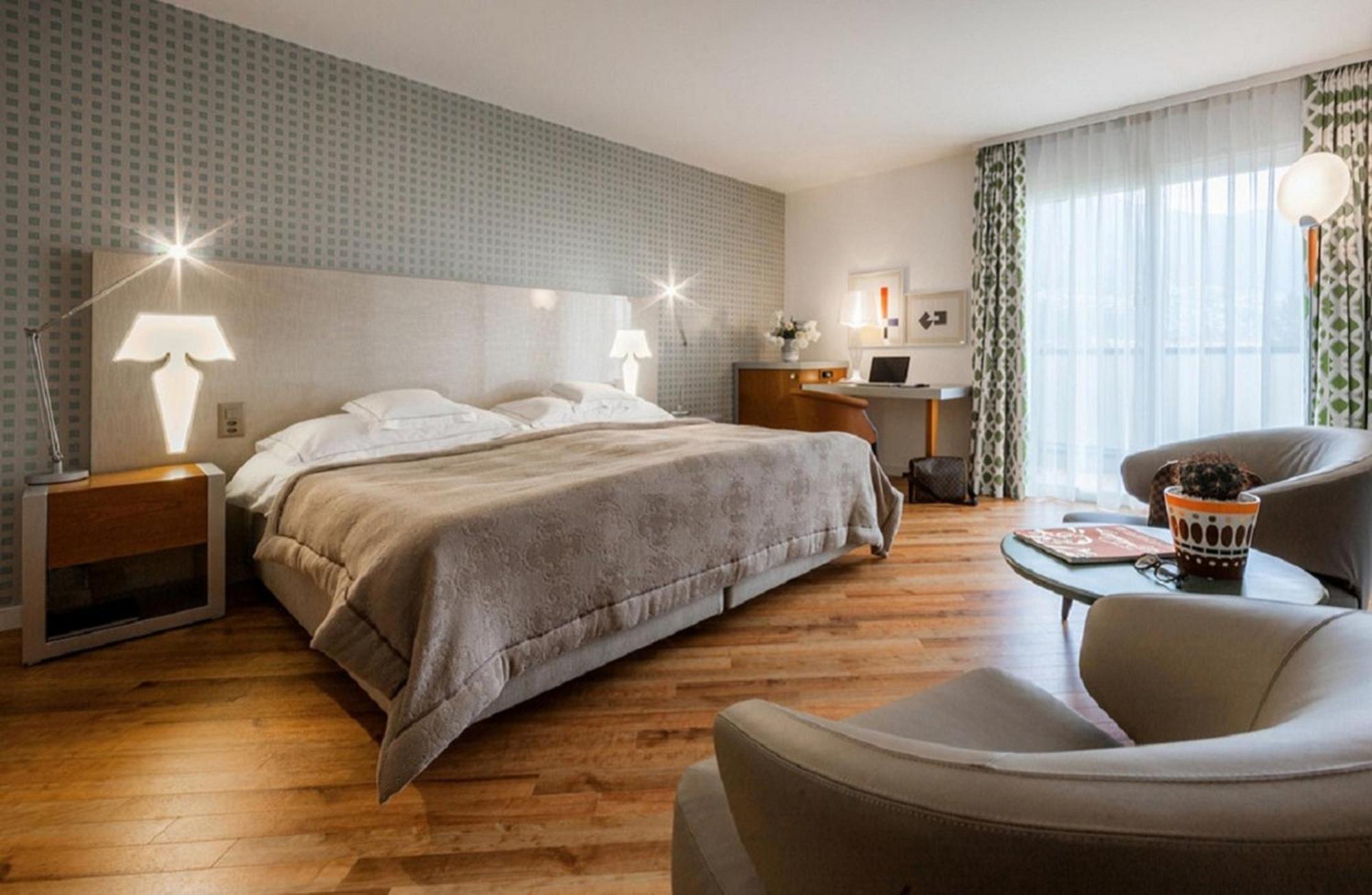 Comfort Doppelzimmer mit Blick auf die ruhige Straße