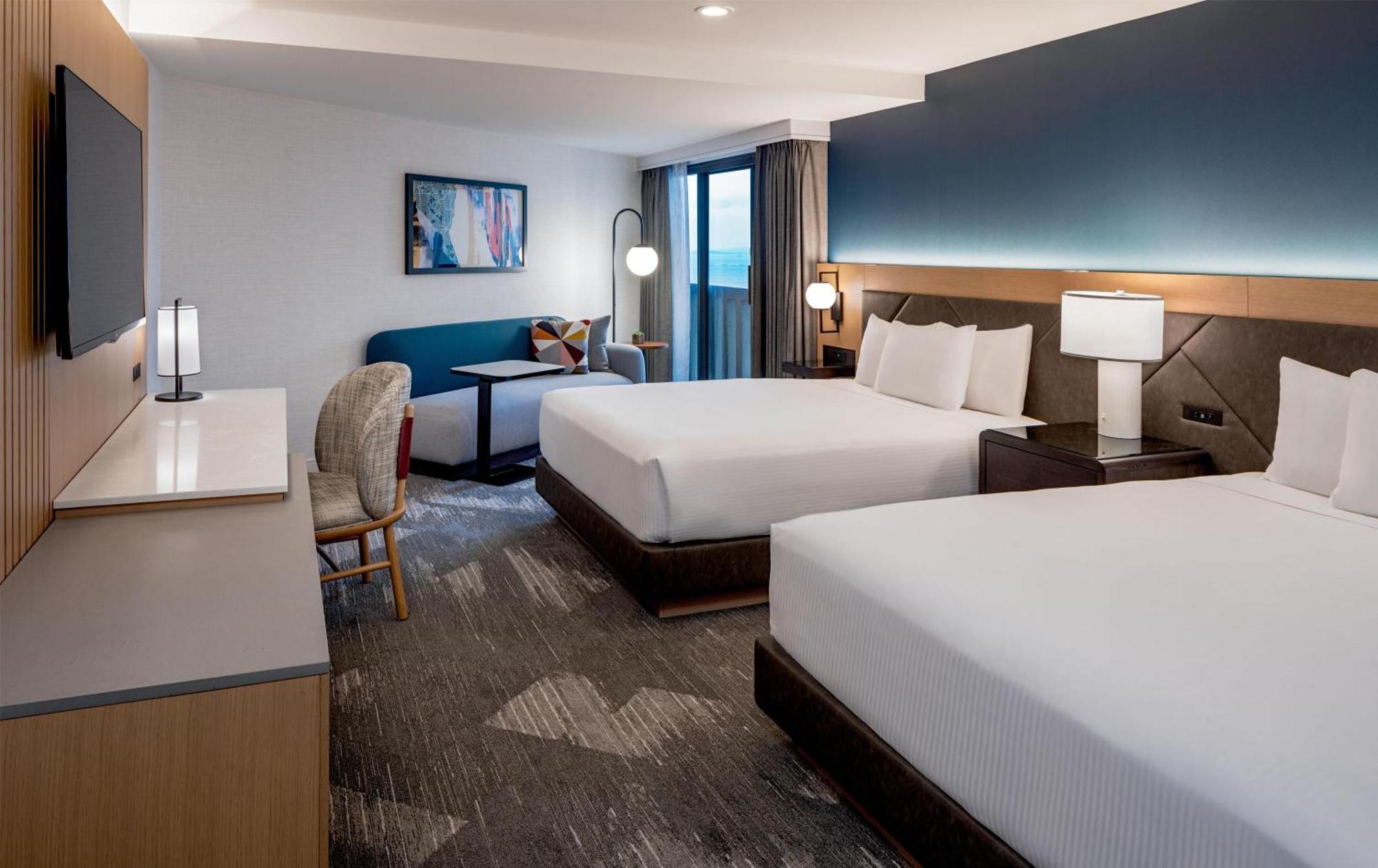 Zimmer mit 2 Queensize-Betten und Blick auf die Bucht