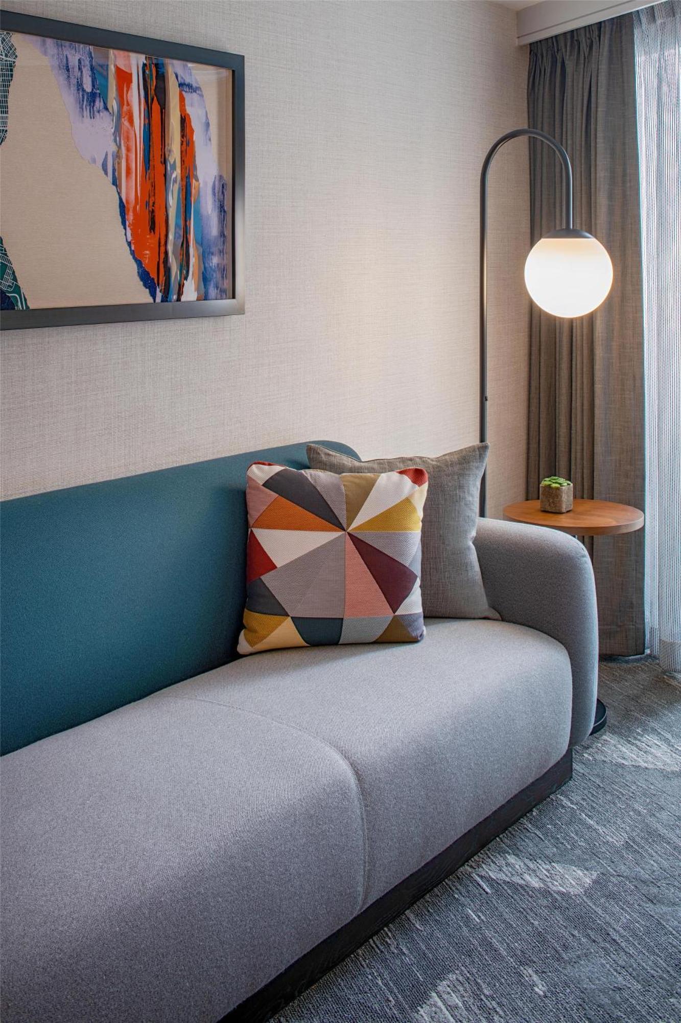 Zimmer mit Kingsize-Bett und Blick auf die Bucht