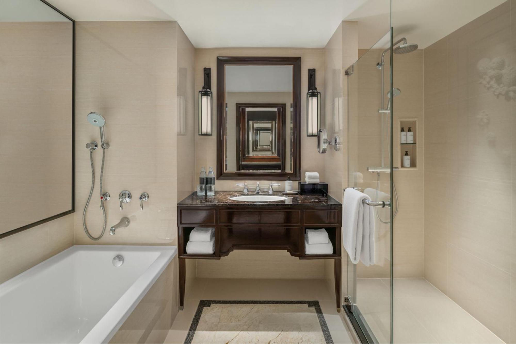 Zimmer Athenee mit 2 Doppelbetten und Stadtblick