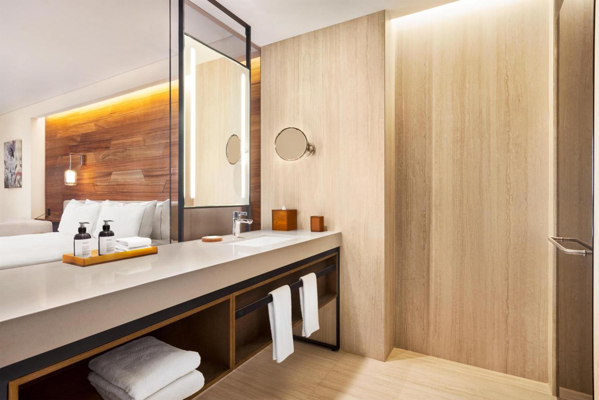 Eckzimmer mit Kingsize-Bett und Meerblick