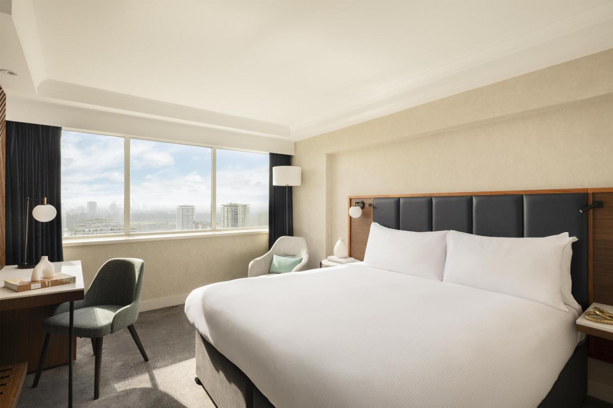 Executive Zimmer mit Kingsize-Bett und einen Ausblick auf London