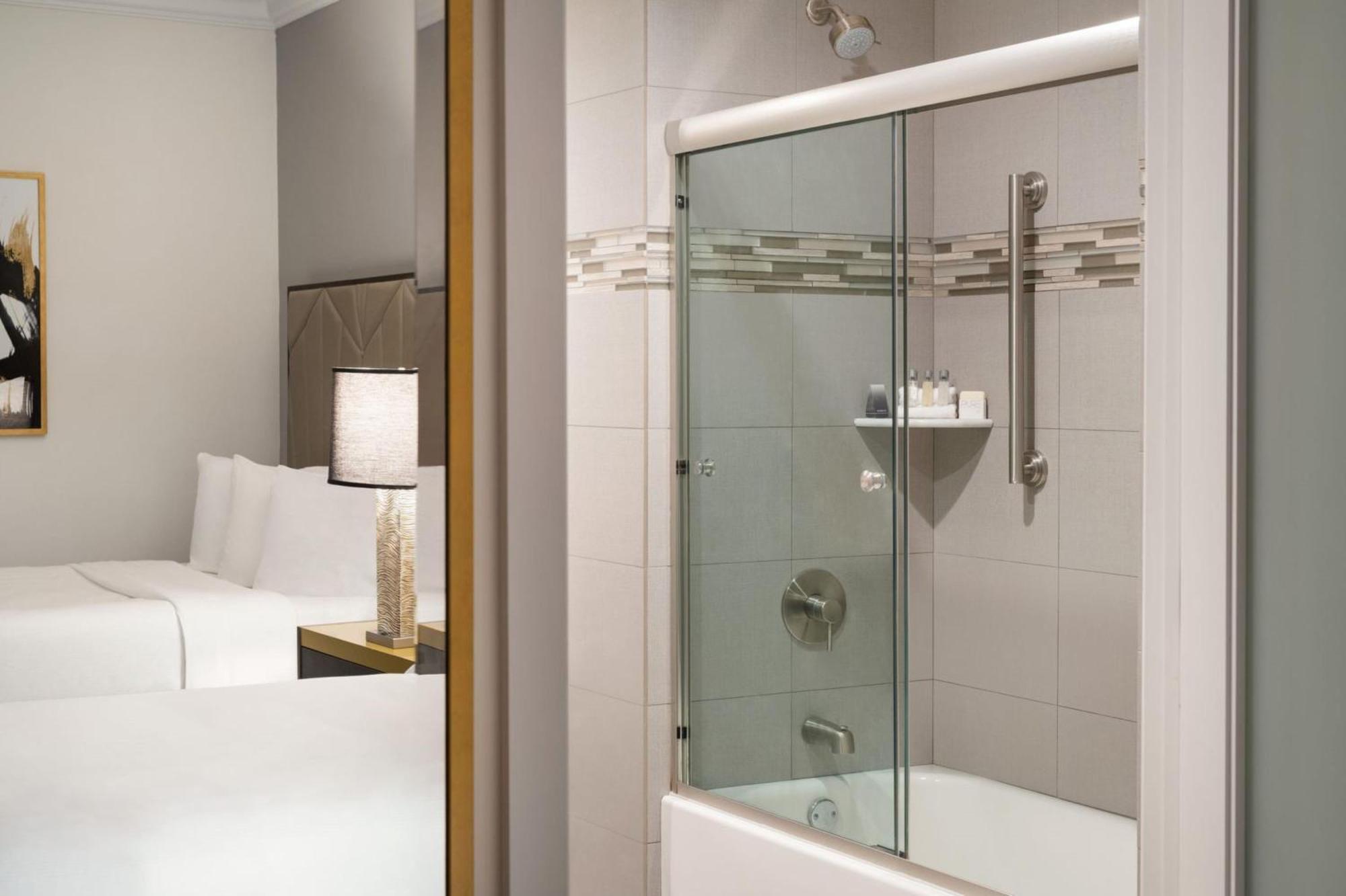 Doppelzimmer mit 2 Doppelbetten und Badewanne - Barrierefreie Mobilität