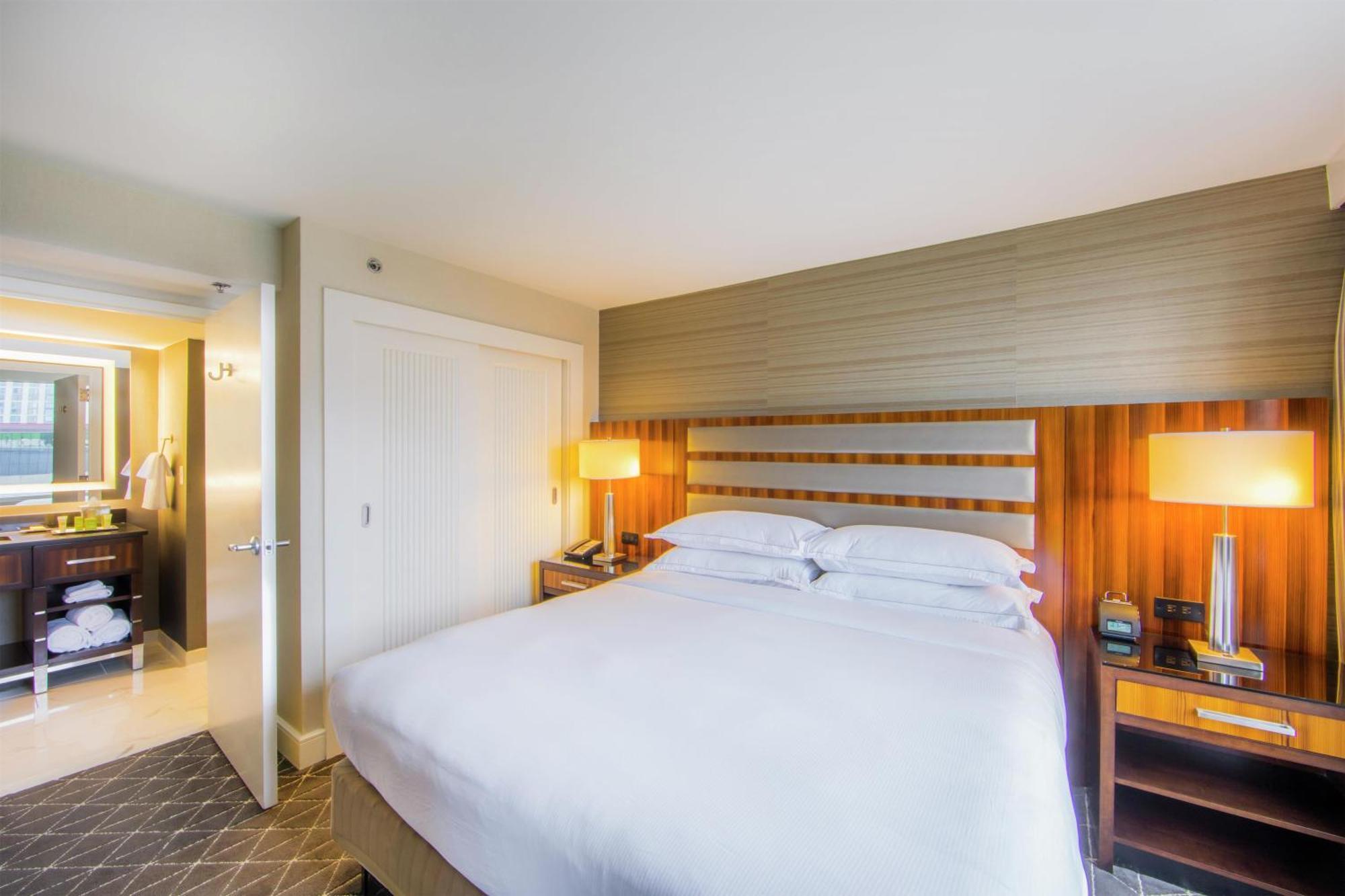Executive Zimmer mit Kingsize-Bett und Parkblick
