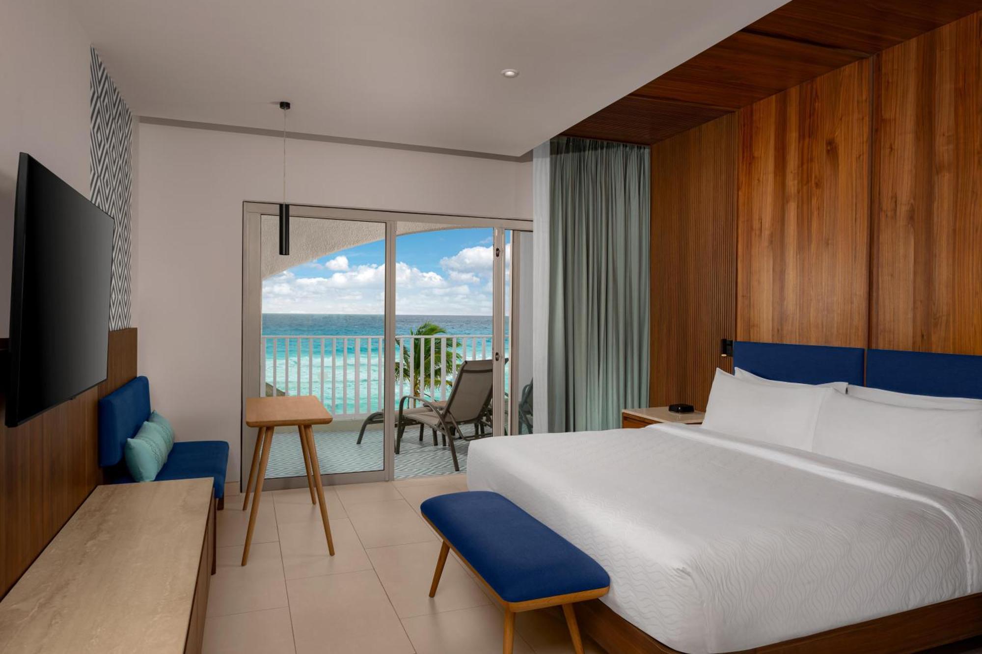 Enclave Beachfront Zimmer mit Kingsize-Bett und Terrasse
