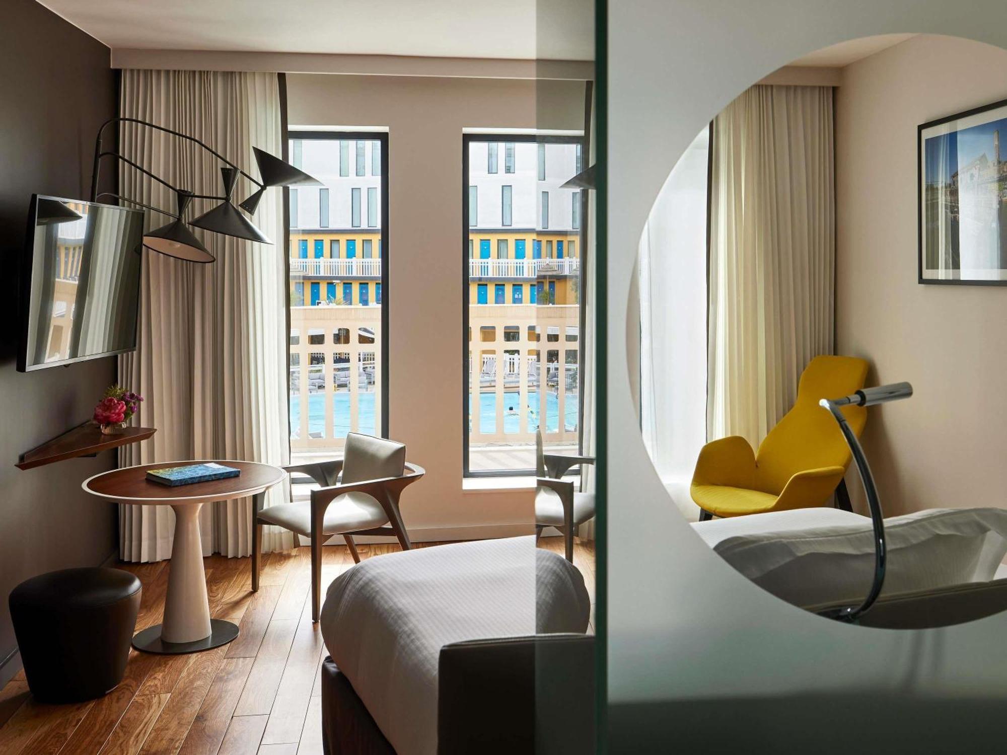 Deluxe Zimmer mit Kingsize-Bett und Poolblick.