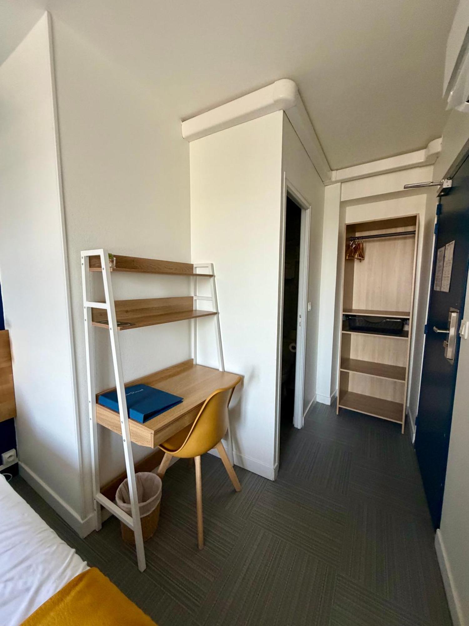 Zweibettzimmer mit Dusche