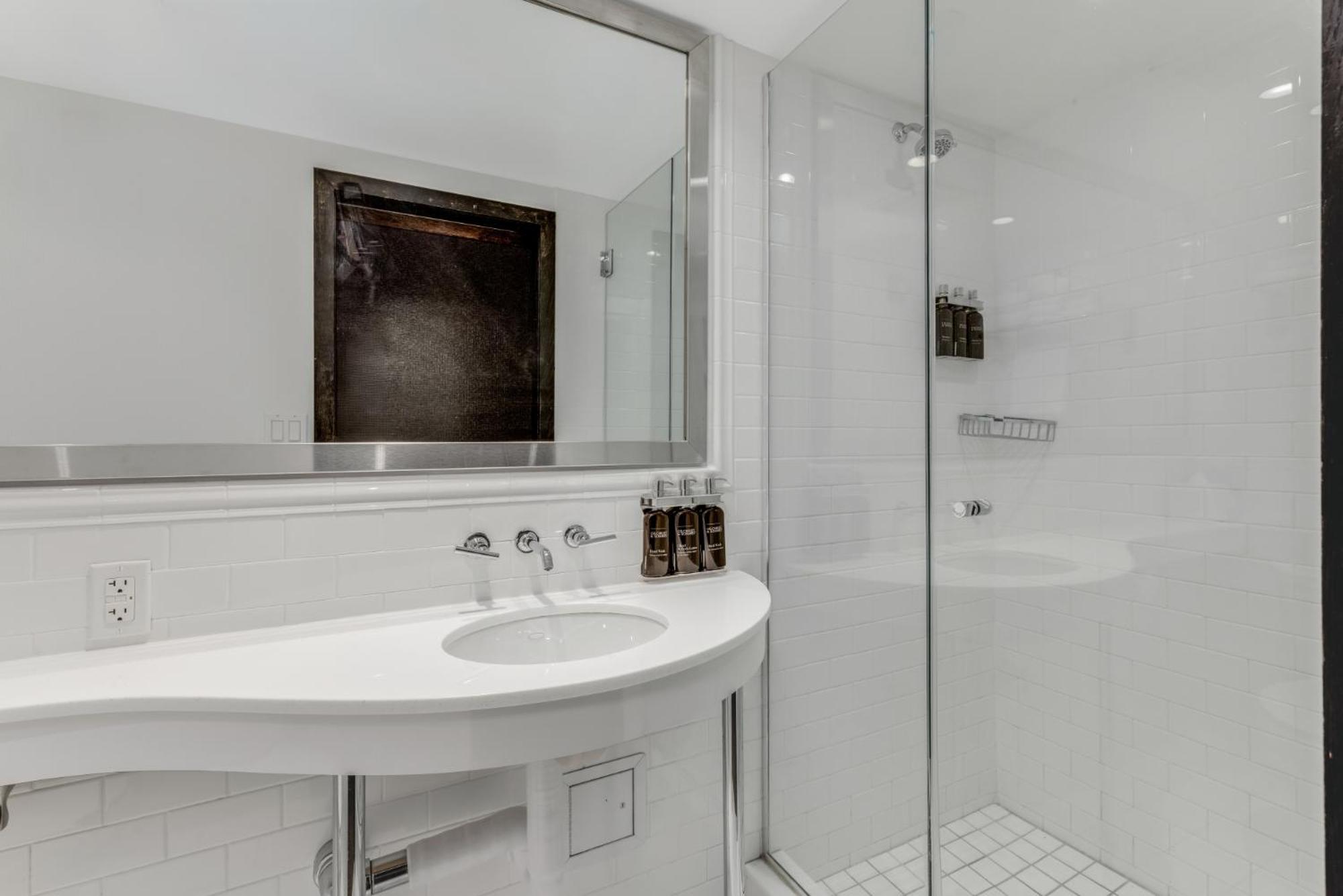 Suite mit 1 Schlafzimmer mit Kingsize-Bett und Blick auf die Skyline