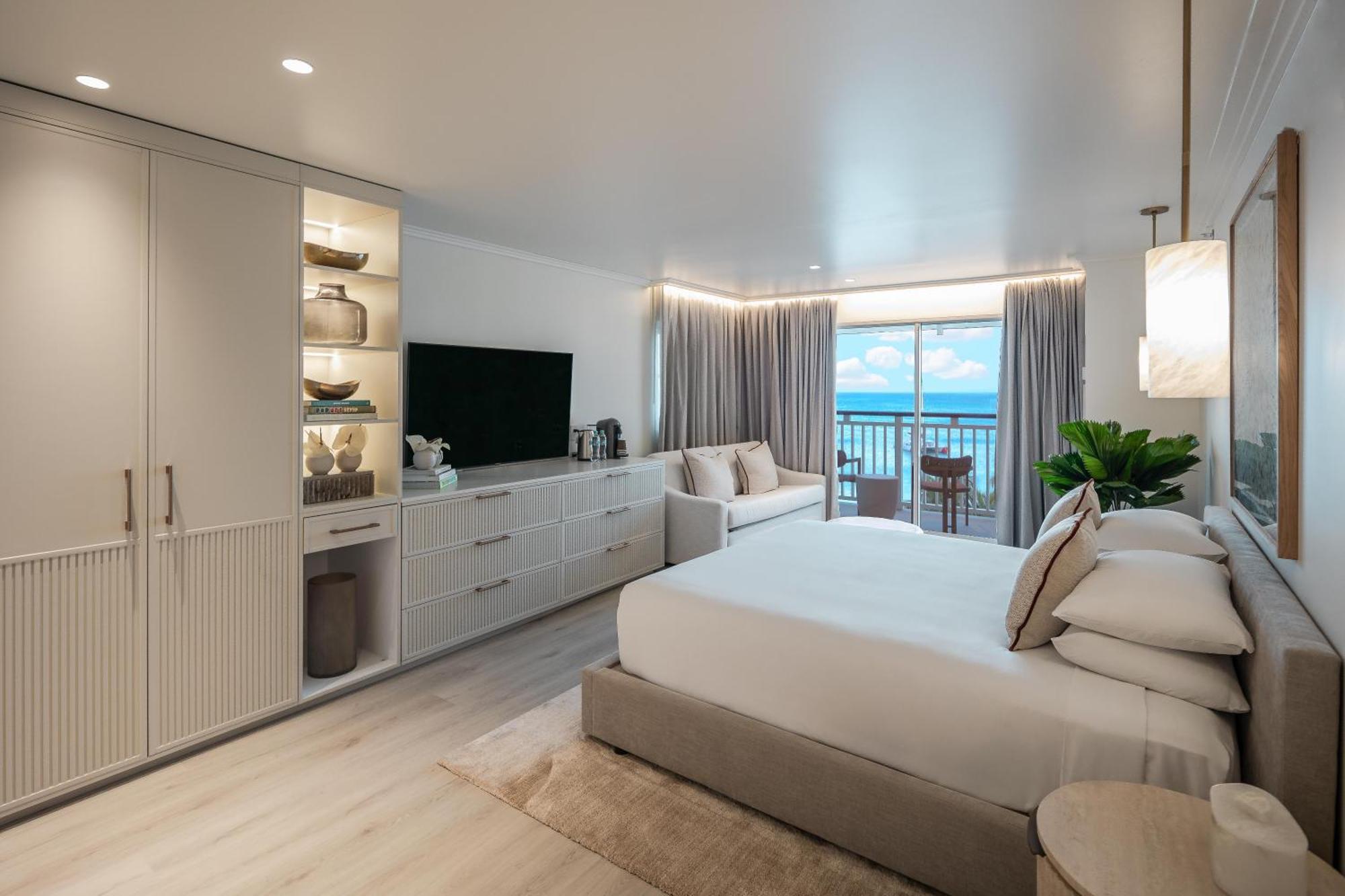Deluxe Zimmer mit Kingsize-Bett, Balkon und teilweisem Meerblick