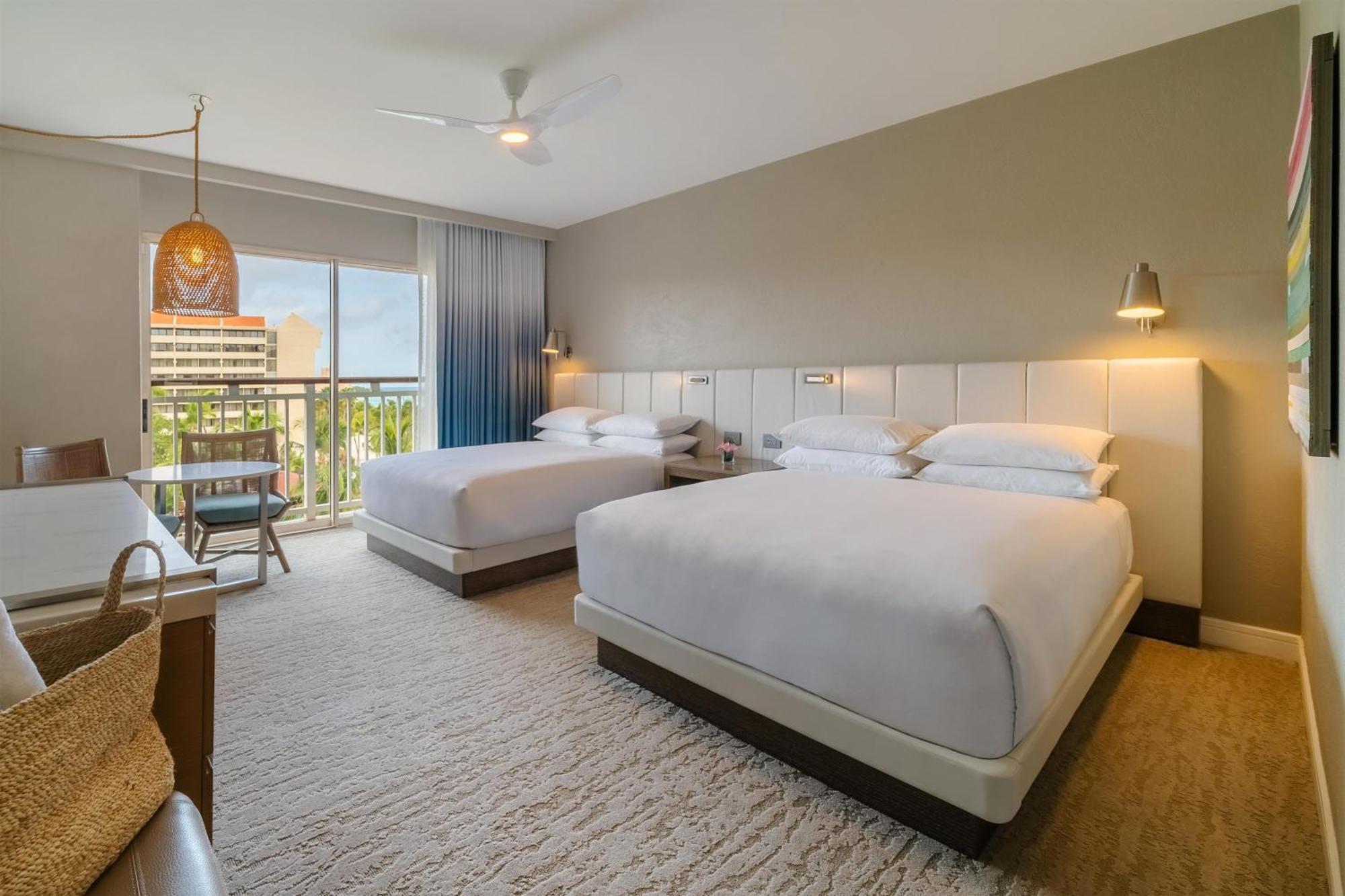 Zimmer mit 2 Queensize-Betten und Blick auf das Resort
