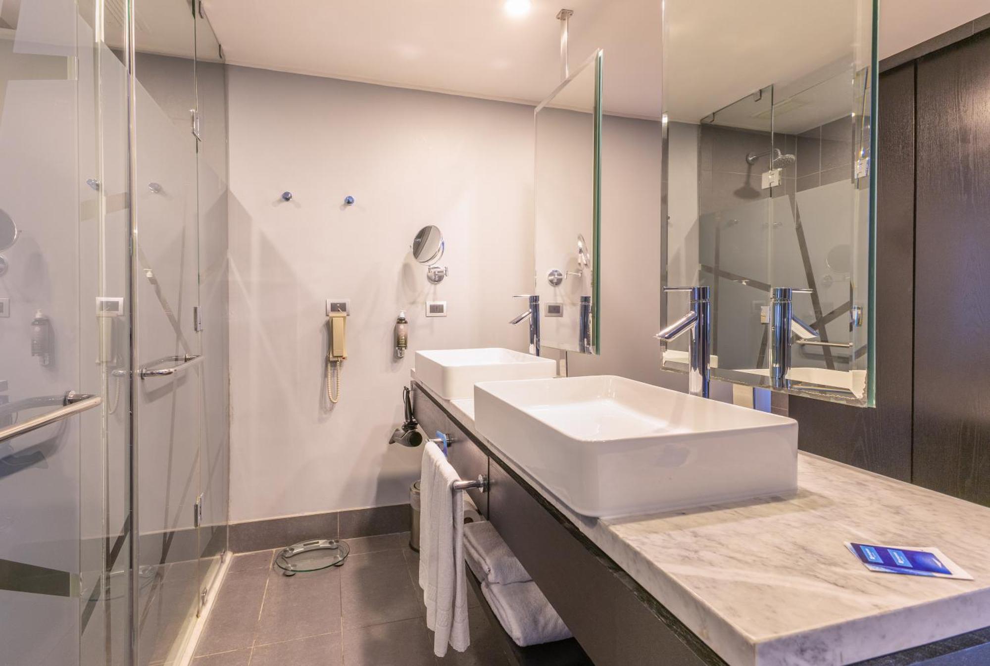 Junior Suite mit Kingsize-Bett und Whirlpool – Nichtraucher