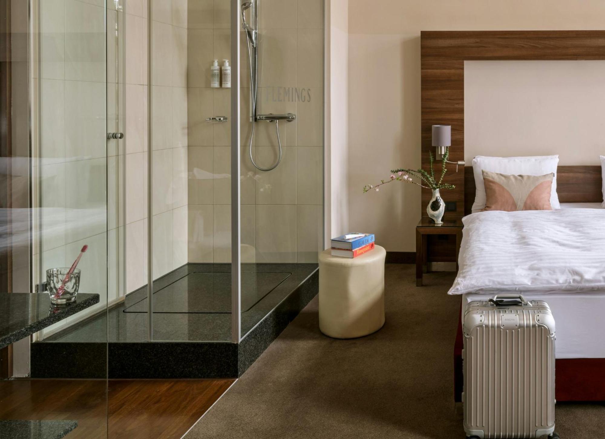 Superior Plus Zimmer mit Kingsize-Bett und Stadtblick