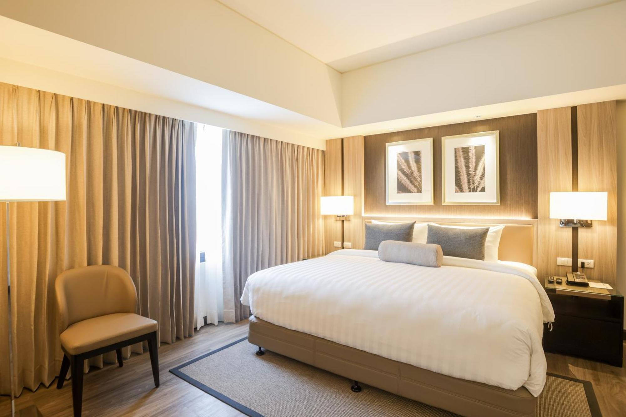 1 King Bed and 1 Bunk Bed, Family Room with Bathtub and Living Area