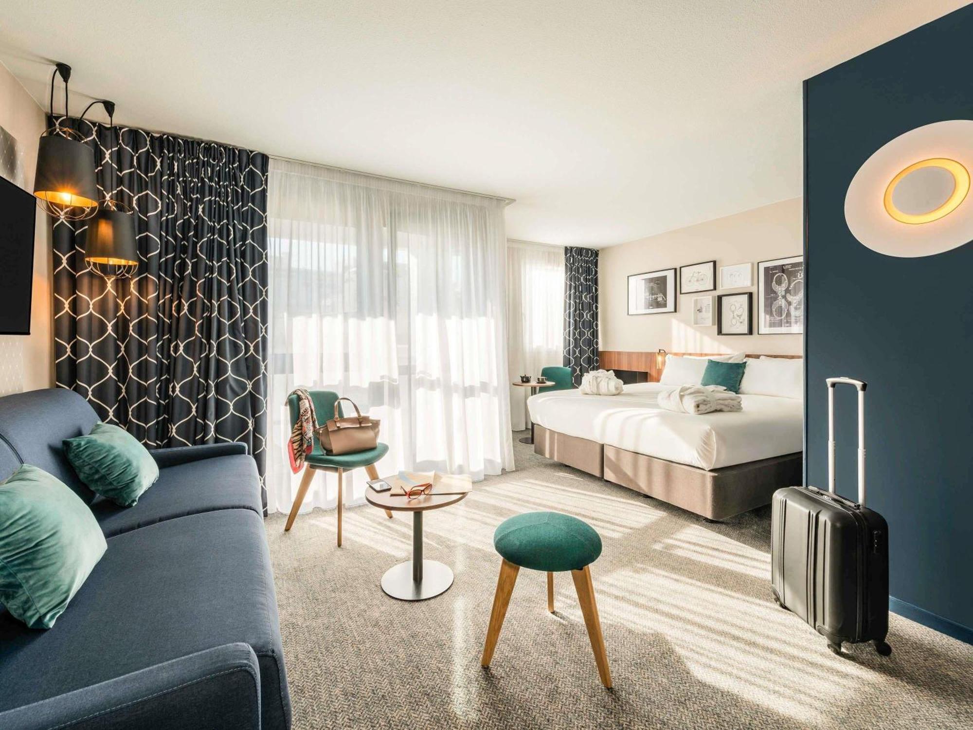 Junior Suite mit 1 Kingsize-Bett, einem Schlafsofa für 2 Personen und Blick auf den Eiffelturm