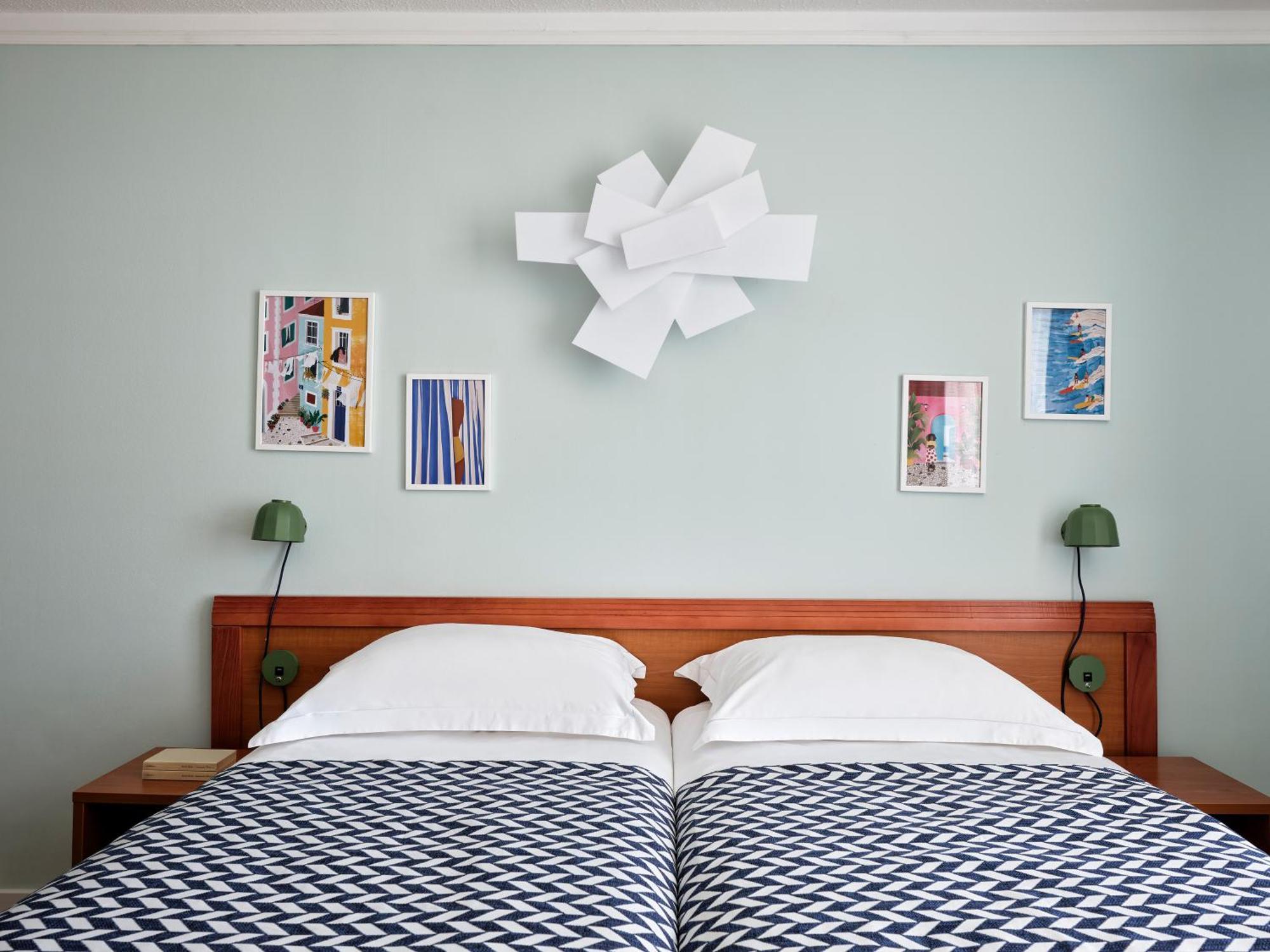 Zweibettzimmer mit Balkon und Blick auf den Innenhof