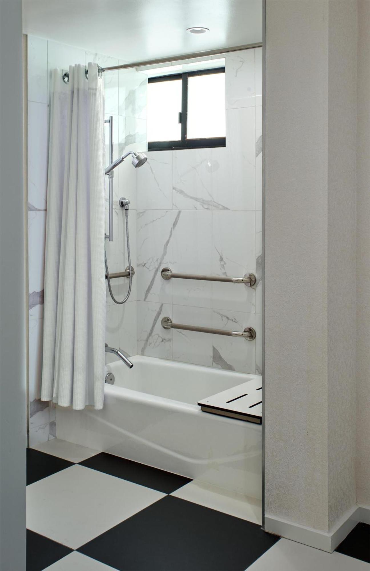 King Room Bath Tub Disability Access