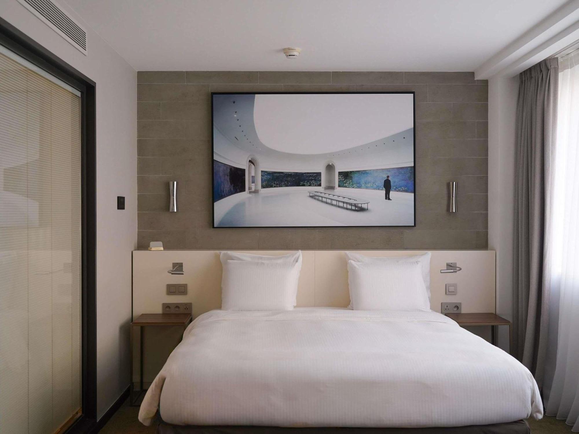 Junior Suite mit Kingsize-Bett, Schlafsofa und Blick auf den Eiffelturm