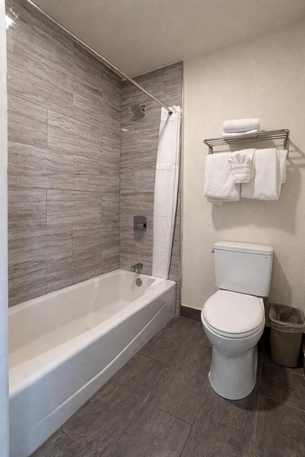 Deluxe 2 Queen Room