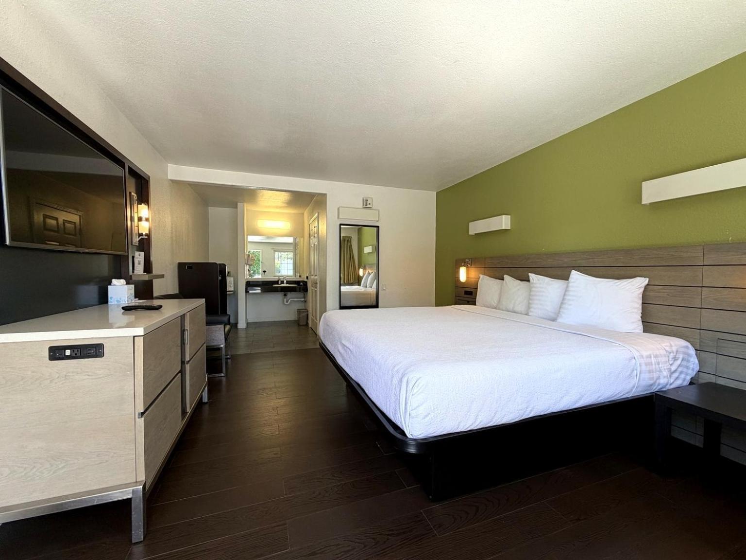 Signature King Room Accessible