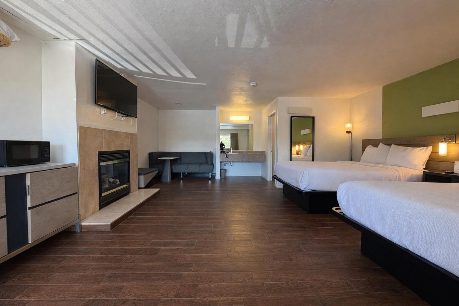 Deluxe 2 Queen Room